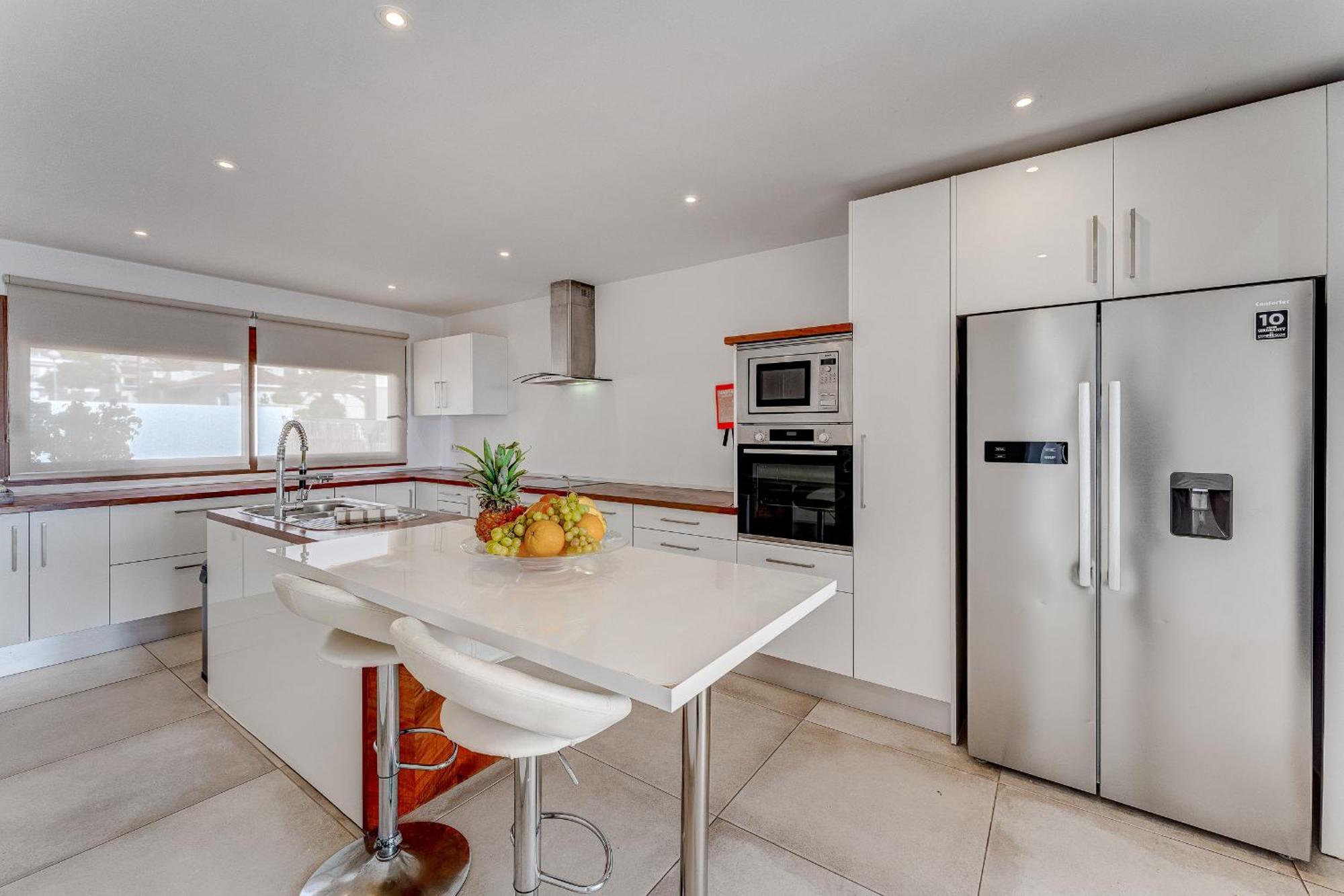 Fabulous Contemporary 5 Bedroom With Private Heated Pool, Sleeps Max 13 Villa
