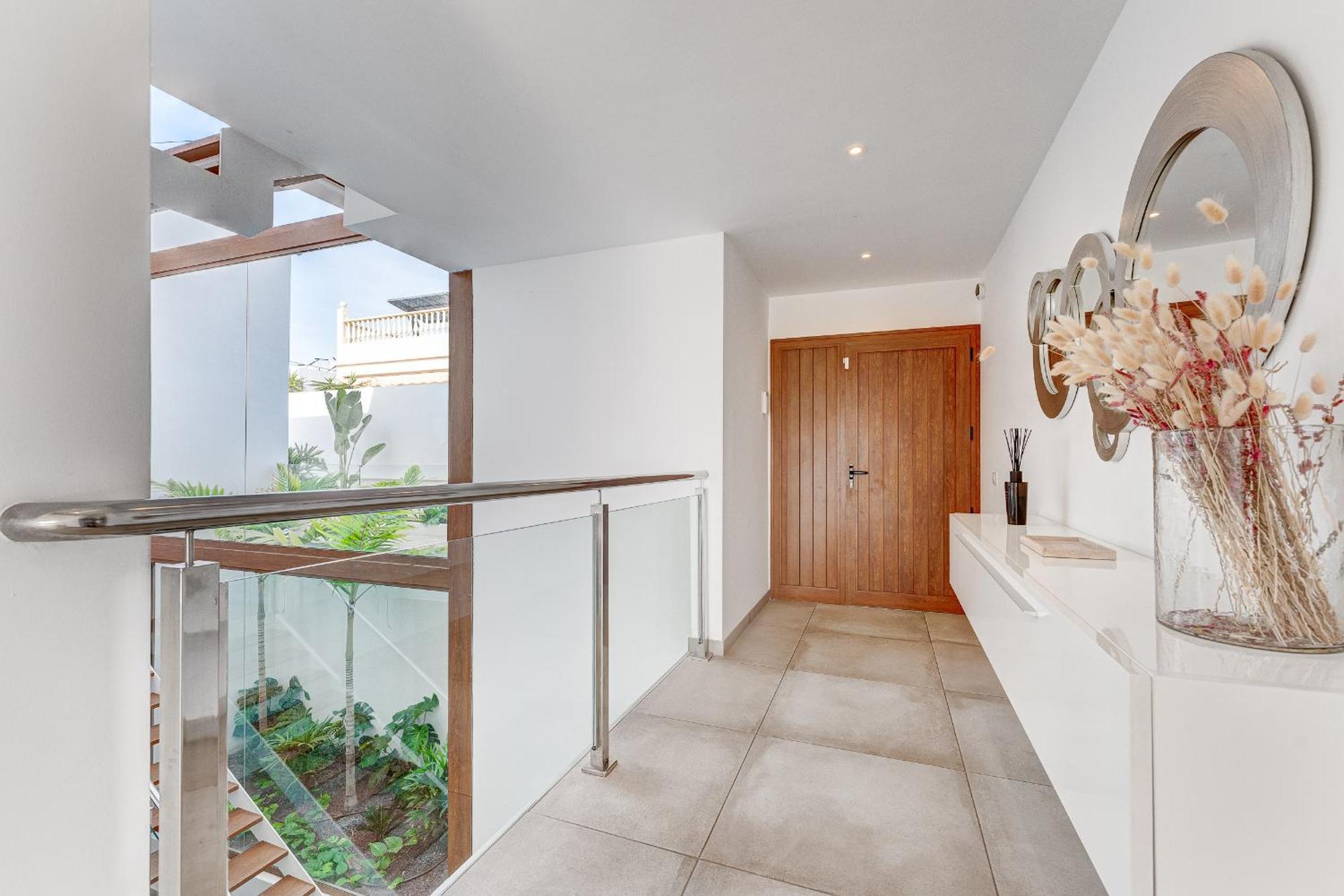 Fabulous Contemporary 5 Bedroom With Private Heated Pool, Sleeps Max 13 *
