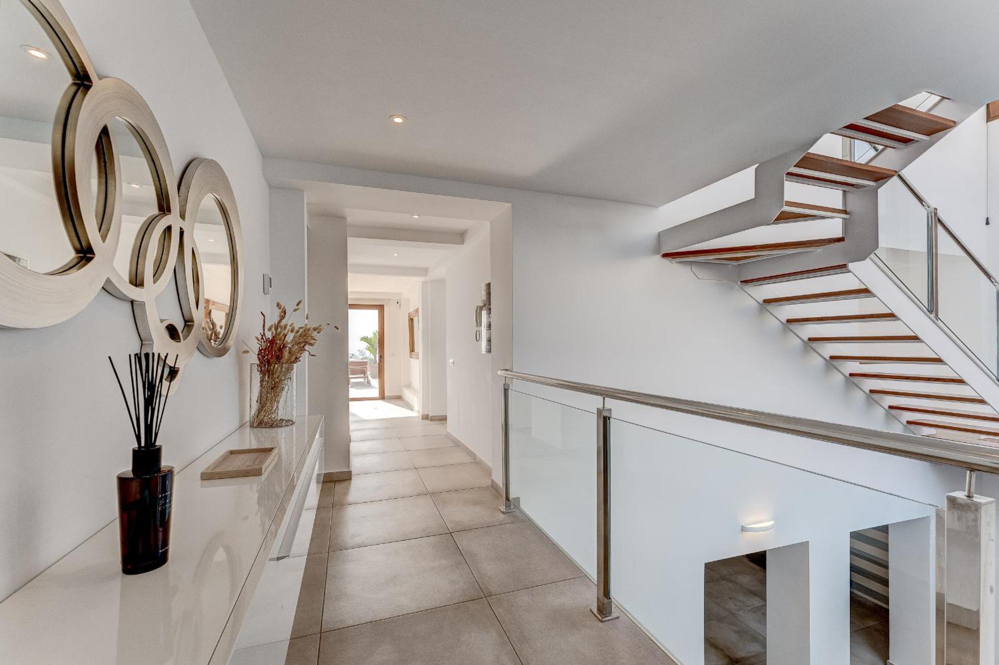 Fabulous Contemporary 5 Bedroom With Private Heated Pool, Sleeps Max 13