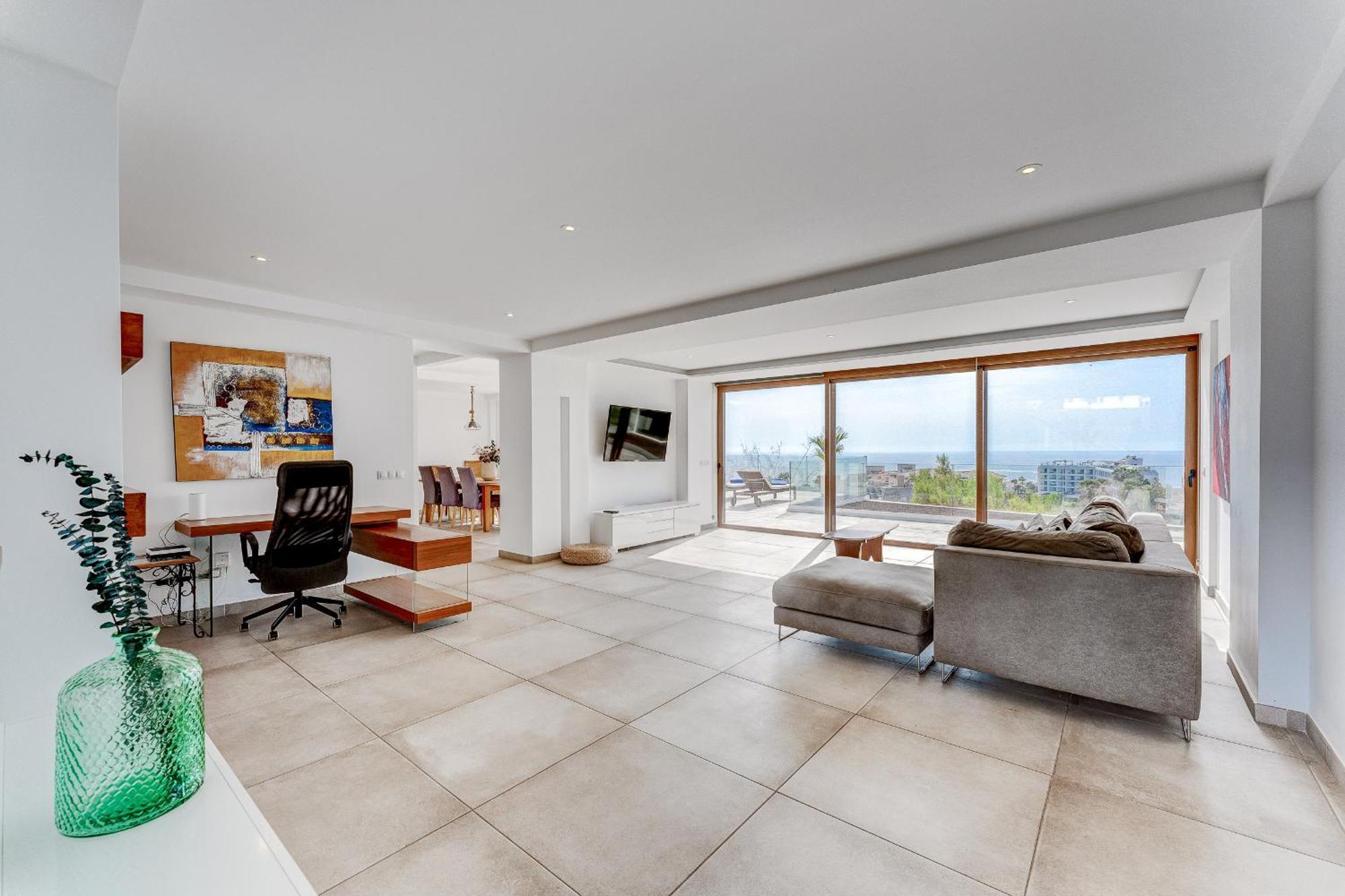 Villa Fabulous Contemporary 5 Bedroom With Private Heated Pool, Sleeps Max 13