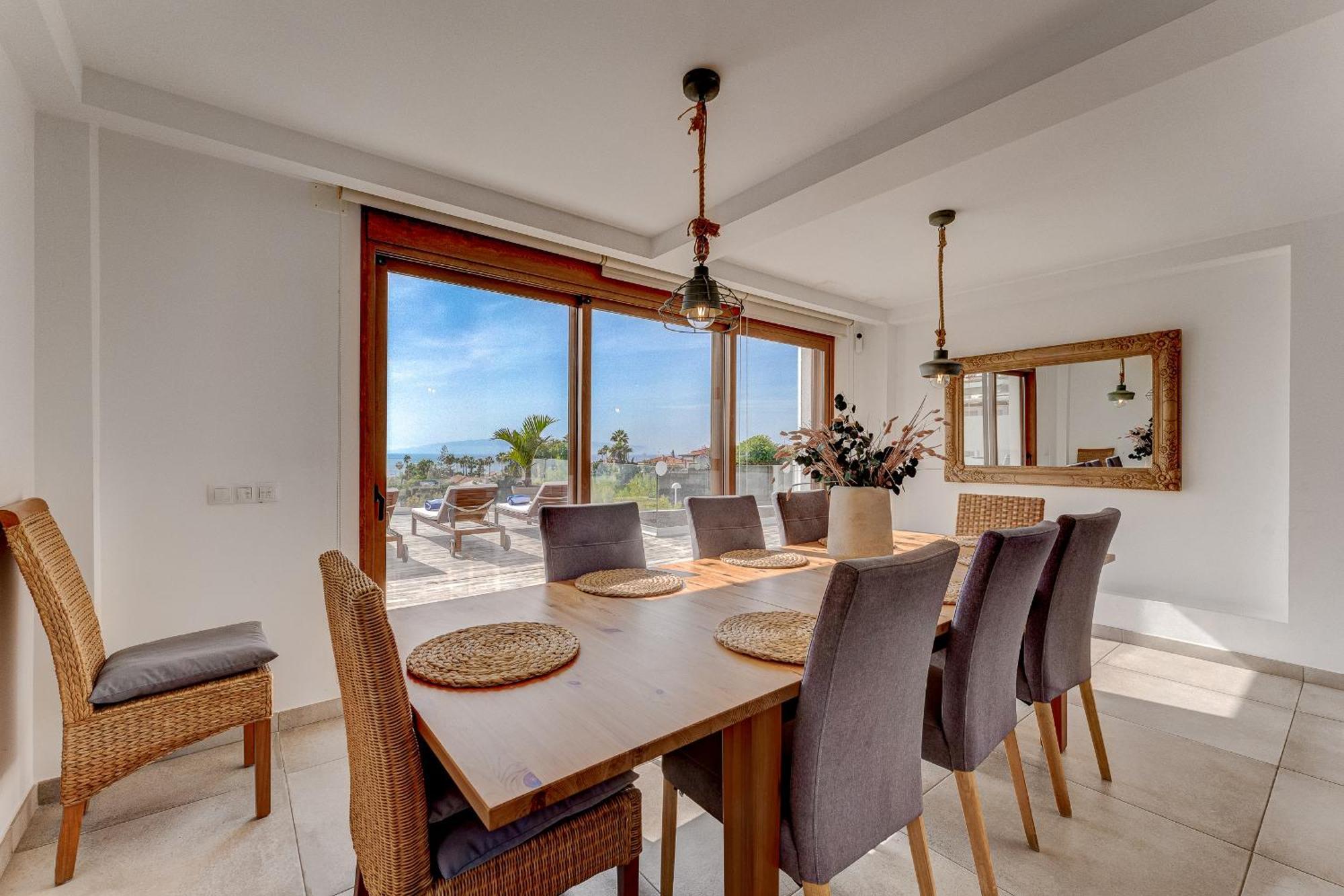 Fabulous Contemporary 5 Bedroom With Private Heated Pool, Sleeps Max 13 Callao Salvaje