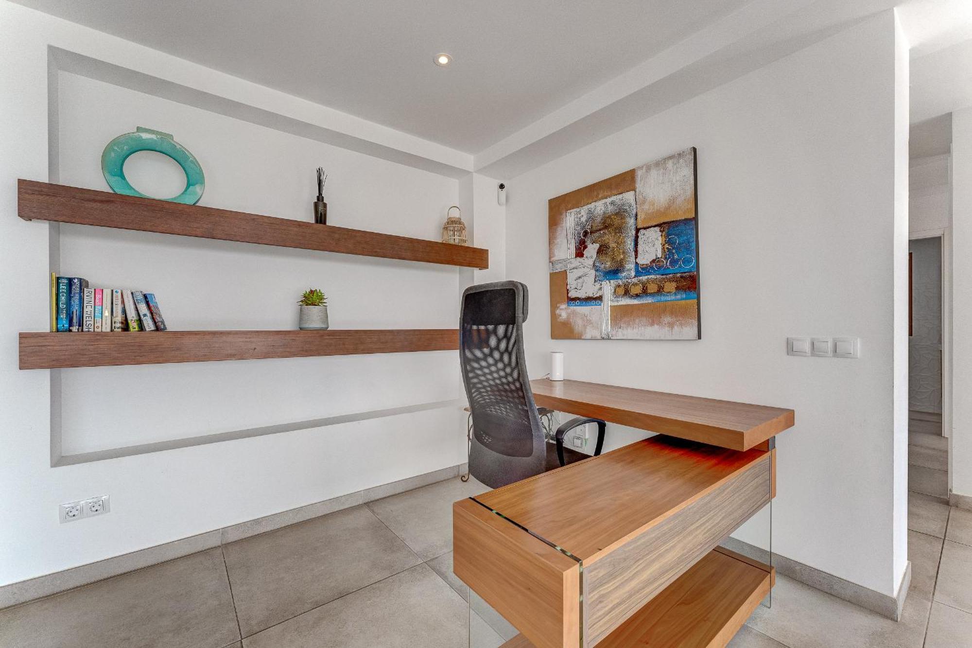 Villa Fabulous Contemporary 5 Bedroom With Private Heated Pool, Sleeps Max 13 *