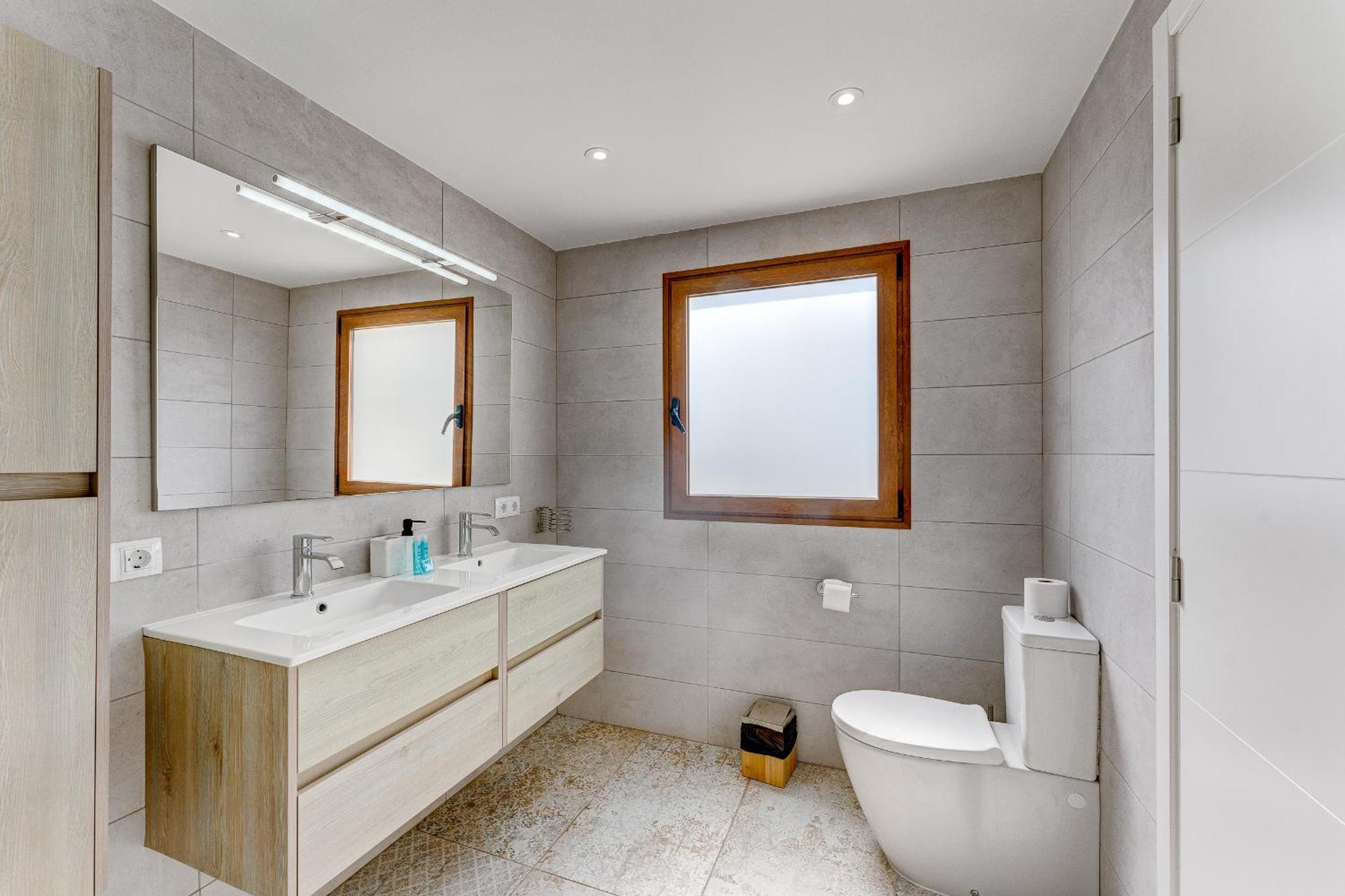 Fabulous Contemporary 5 Bedroom With Private Heated Pool, Sleeps Max 13 Villa *