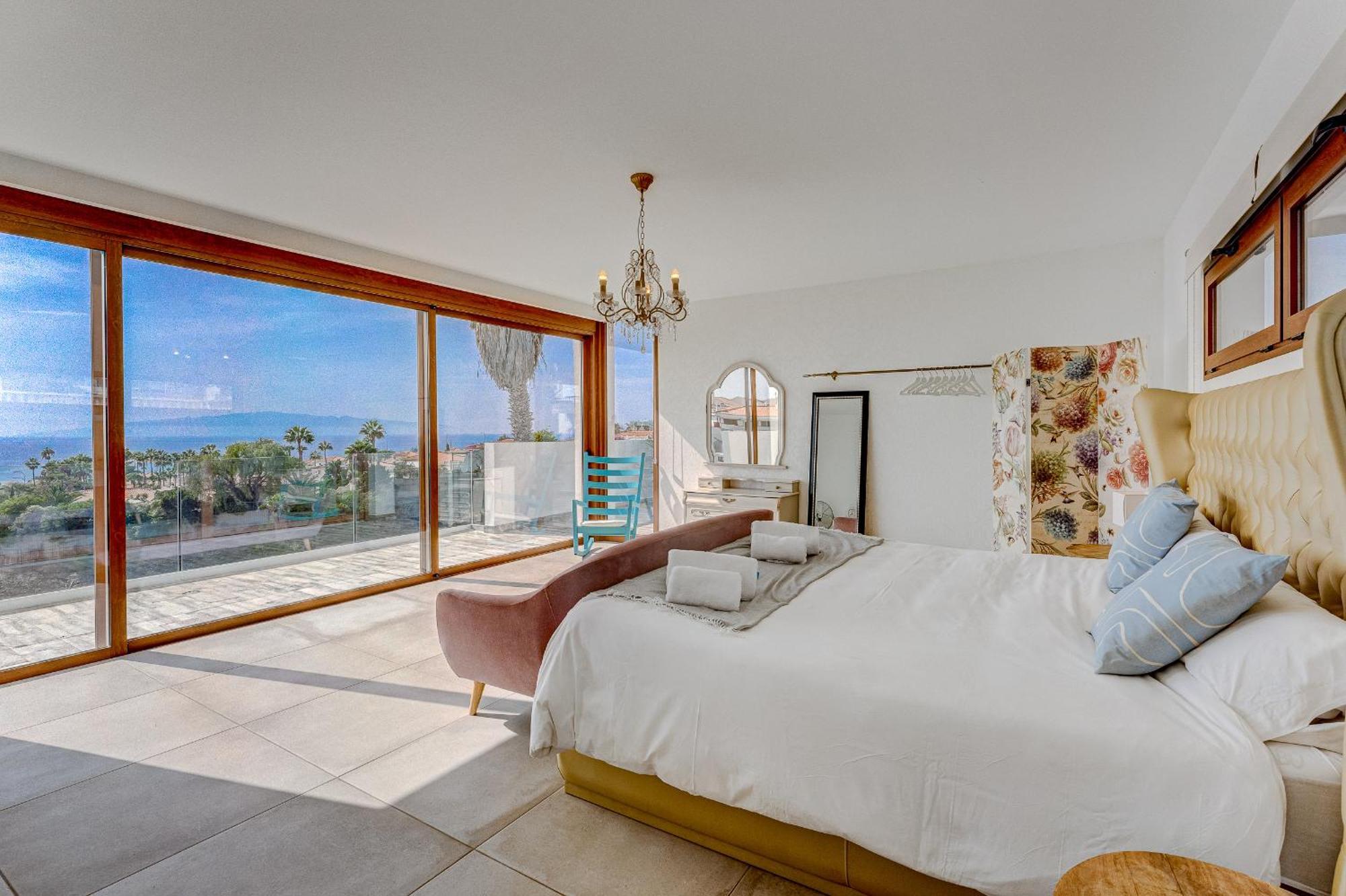 Fabulous Contemporary 5 Bedroom With Private Heated Pool, Sleeps Max 13
