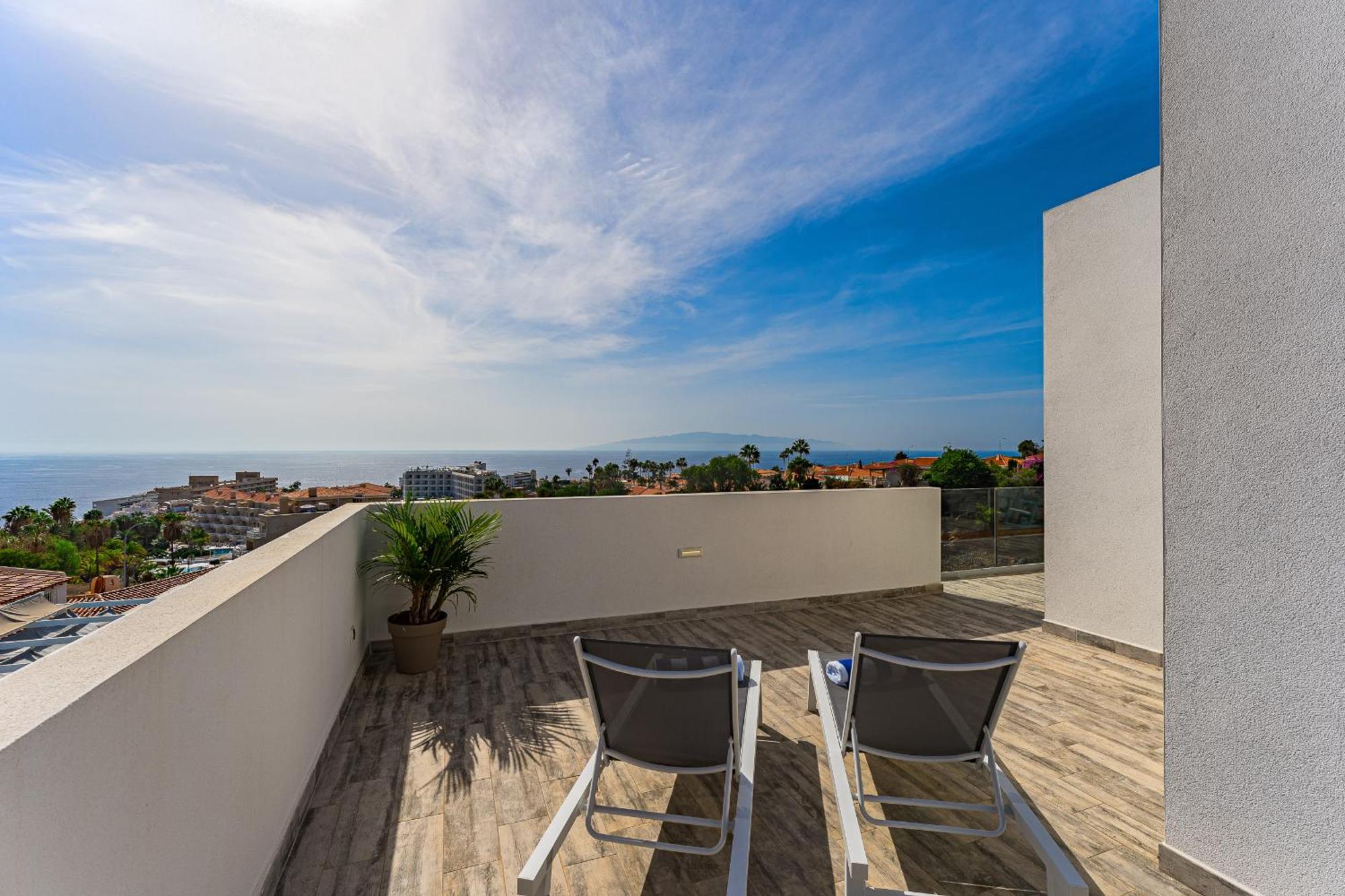 Villa Fabulous Contemporary 5 Bedroom With Private Heated Pool, Sleeps Max 13 *