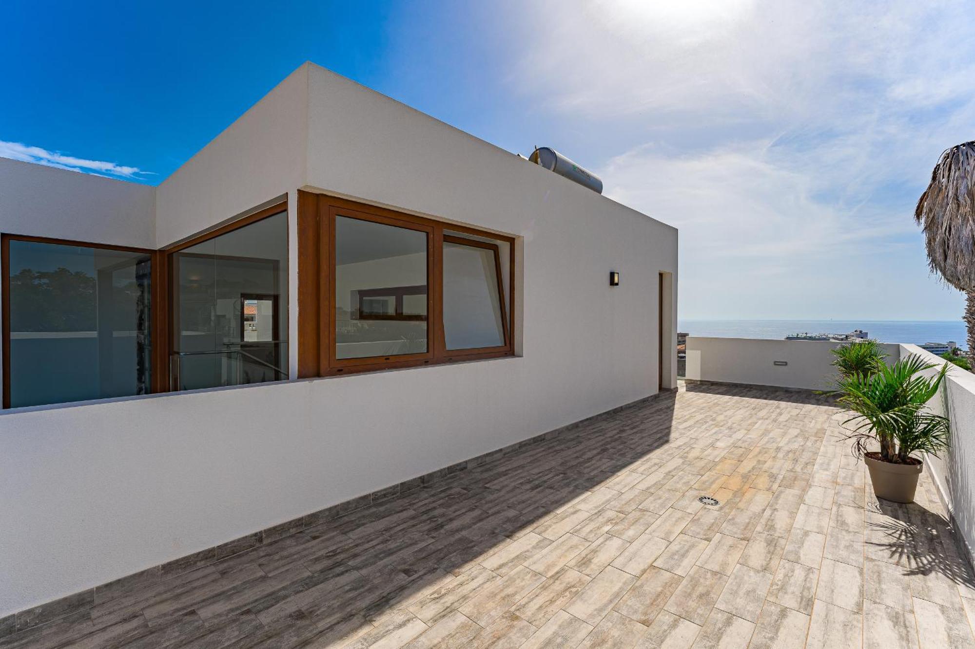 Fabulous Contemporary 5 Bedroom With Private Heated Pool, Sleeps Max 13 *