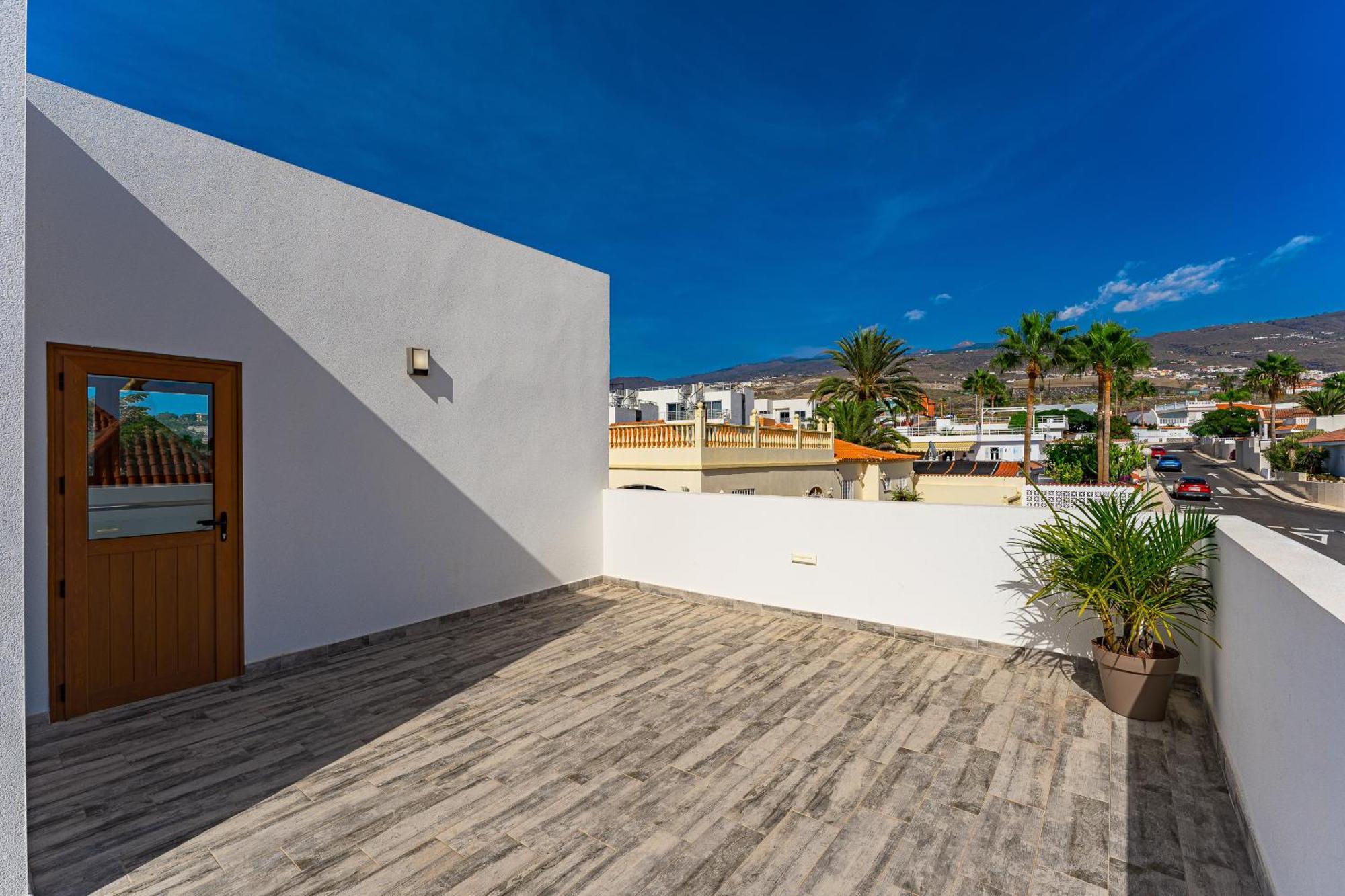 Fabulous Contemporary 5 Bedroom With Private Heated Pool, Sleeps Max 13