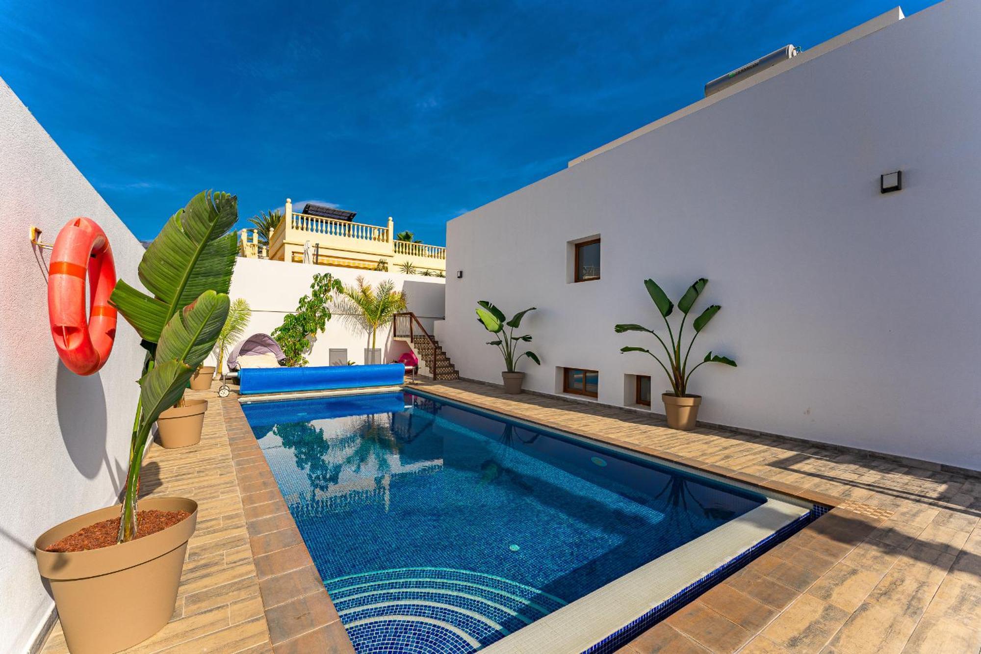 Villa Fabulous Contemporary 5 Bedroom With Private Heated Pool, Sleeps Max 13