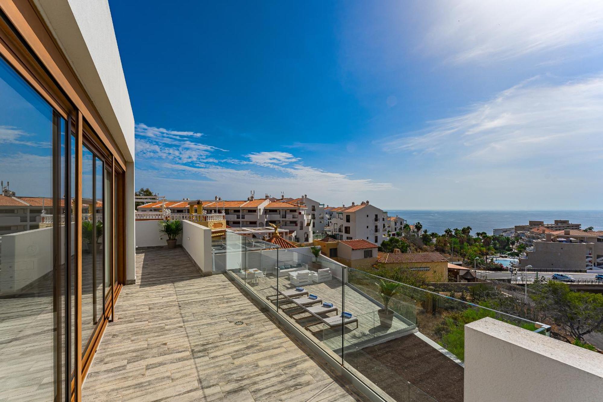 Fabulous Contemporary 5 Bedroom With Private Heated Pool, Sleeps Max 13 *