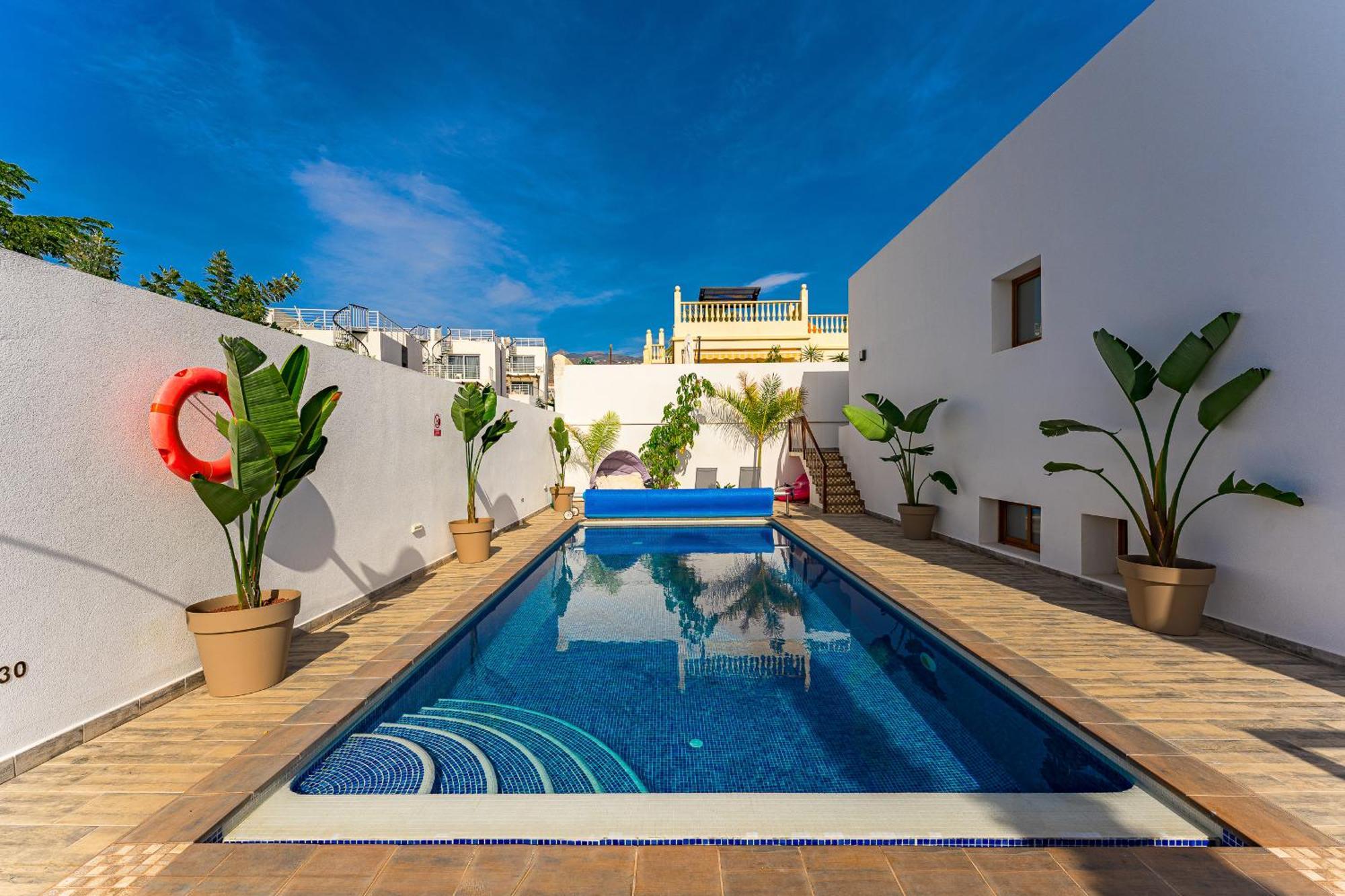 Villa Fabulous Contemporary 5 Bedroom With Private Heated Pool, Sleeps Max 13
