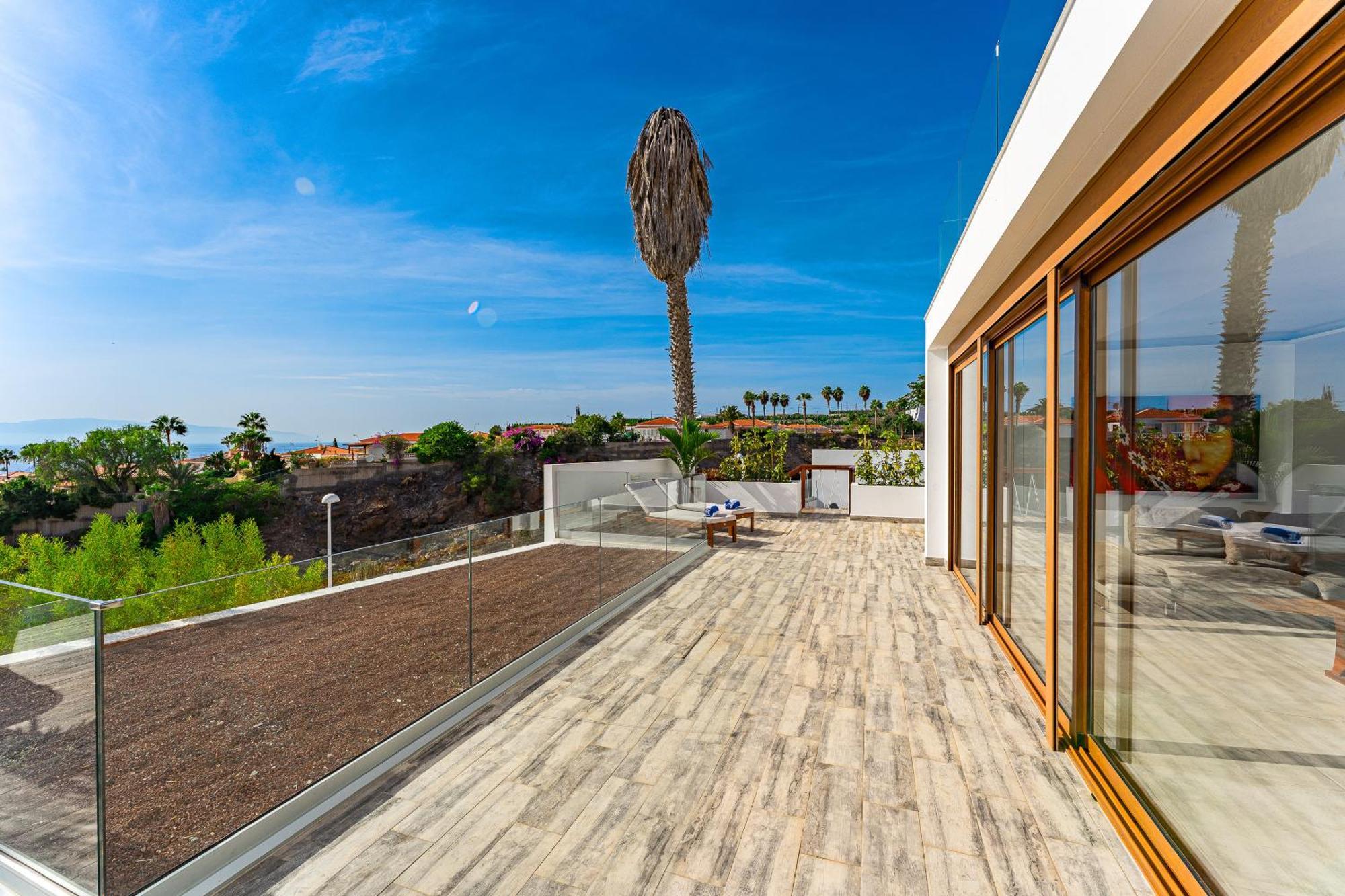Villa Fabulous Contemporary 5 Bedroom With Private Heated Pool, Sleeps Max 13 *