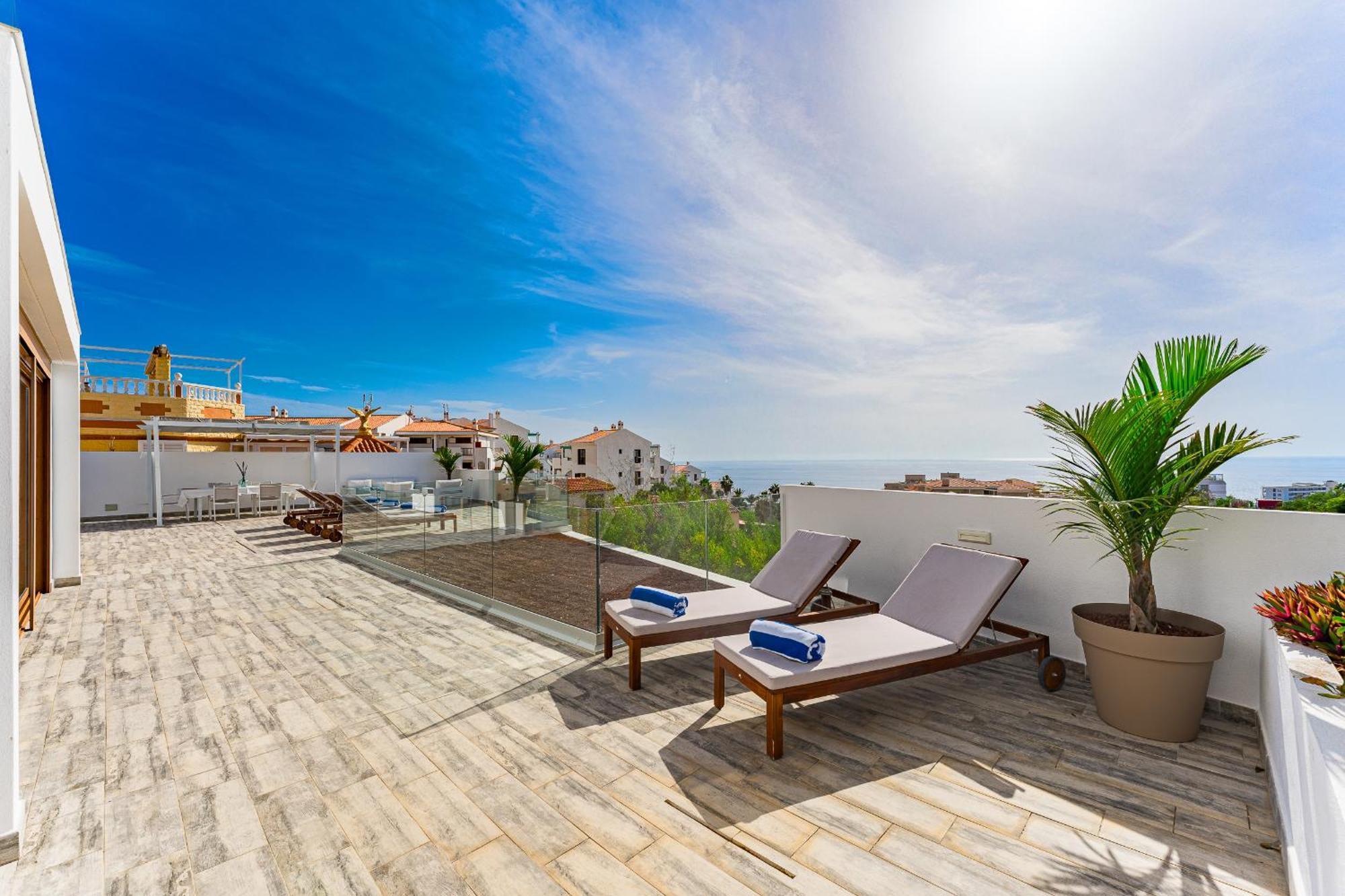 Fabulous Contemporary 5 Bedroom With Private Heated Pool, Sleeps Max 13 *