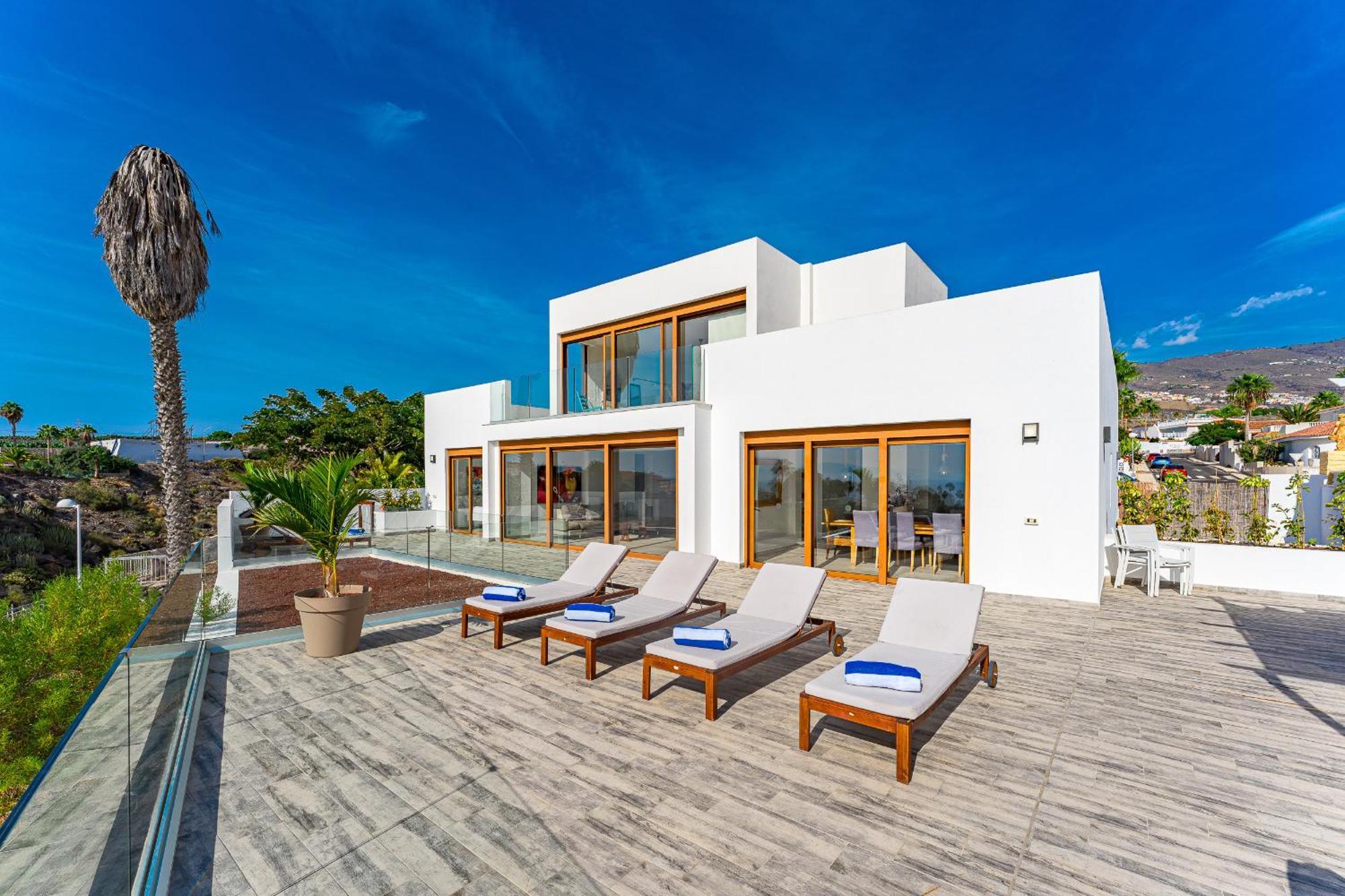 Villa Fabulous Contemporary 5 Bedroom With Private Heated Pool, Sleeps Max 13
