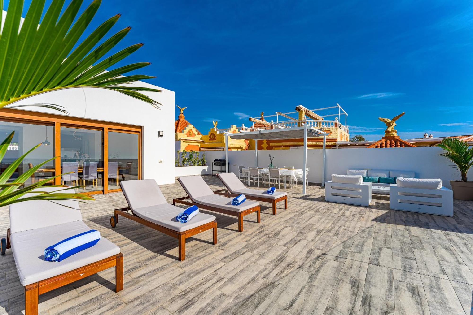 Fabulous Contemporary 5 Bedroom With Private Heated Pool, Sleeps Max 13 Villa