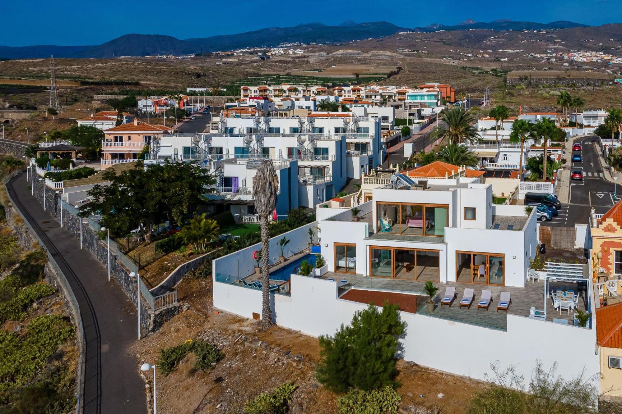 Villa Fabulous Contemporary 5 Bedroom With Private Heated Pool, Sleeps Max 13 *