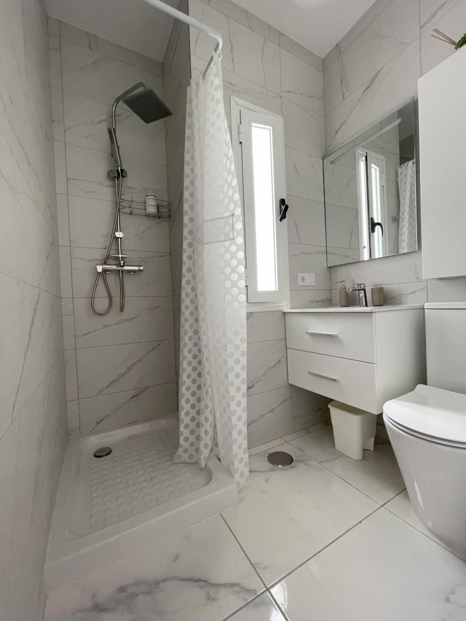 Newly Renovated With 2 Terrace, 2 Bedroom, 5min Apartment *