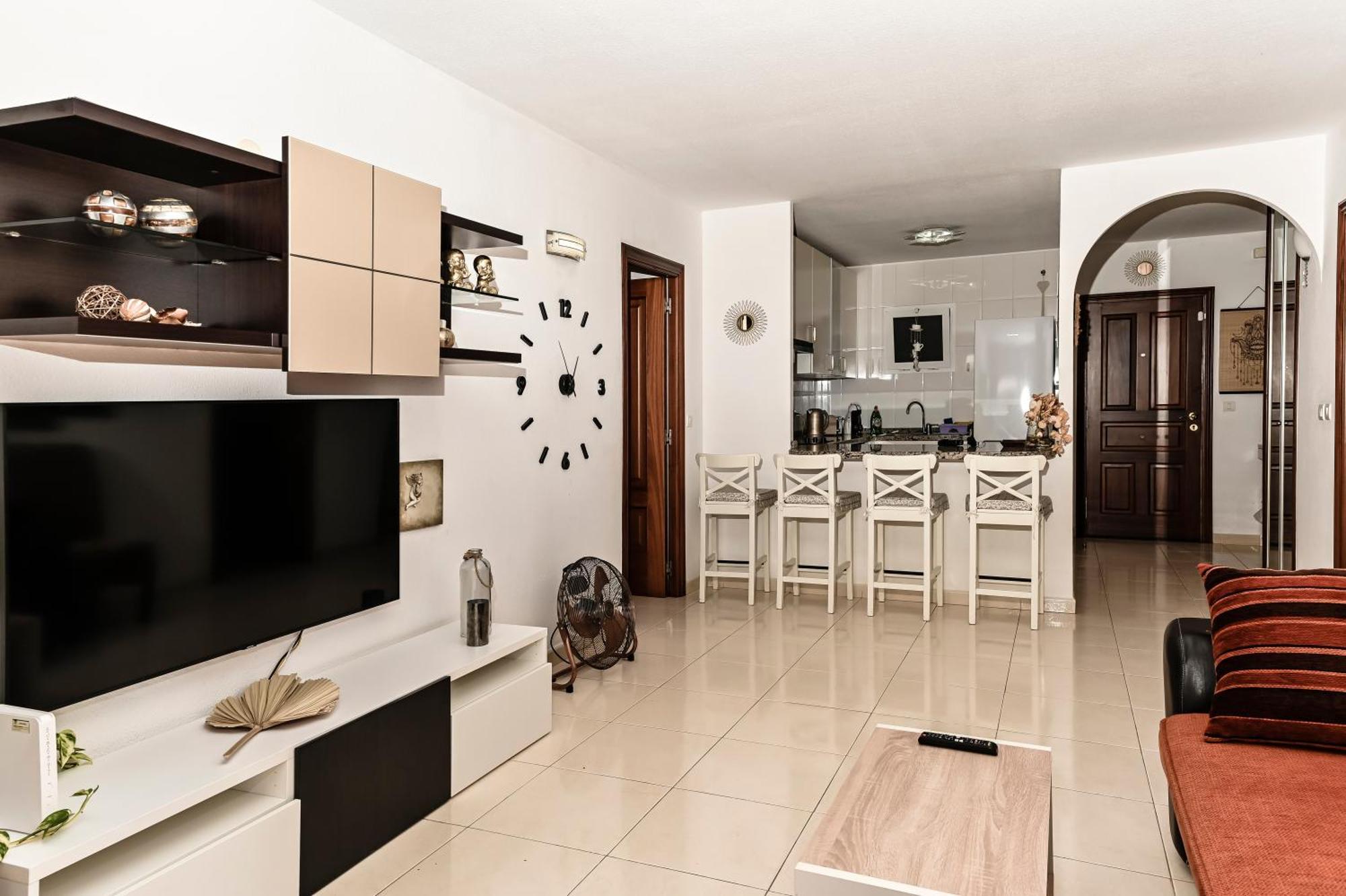 Cozy 2 Bedroom In Apartment *