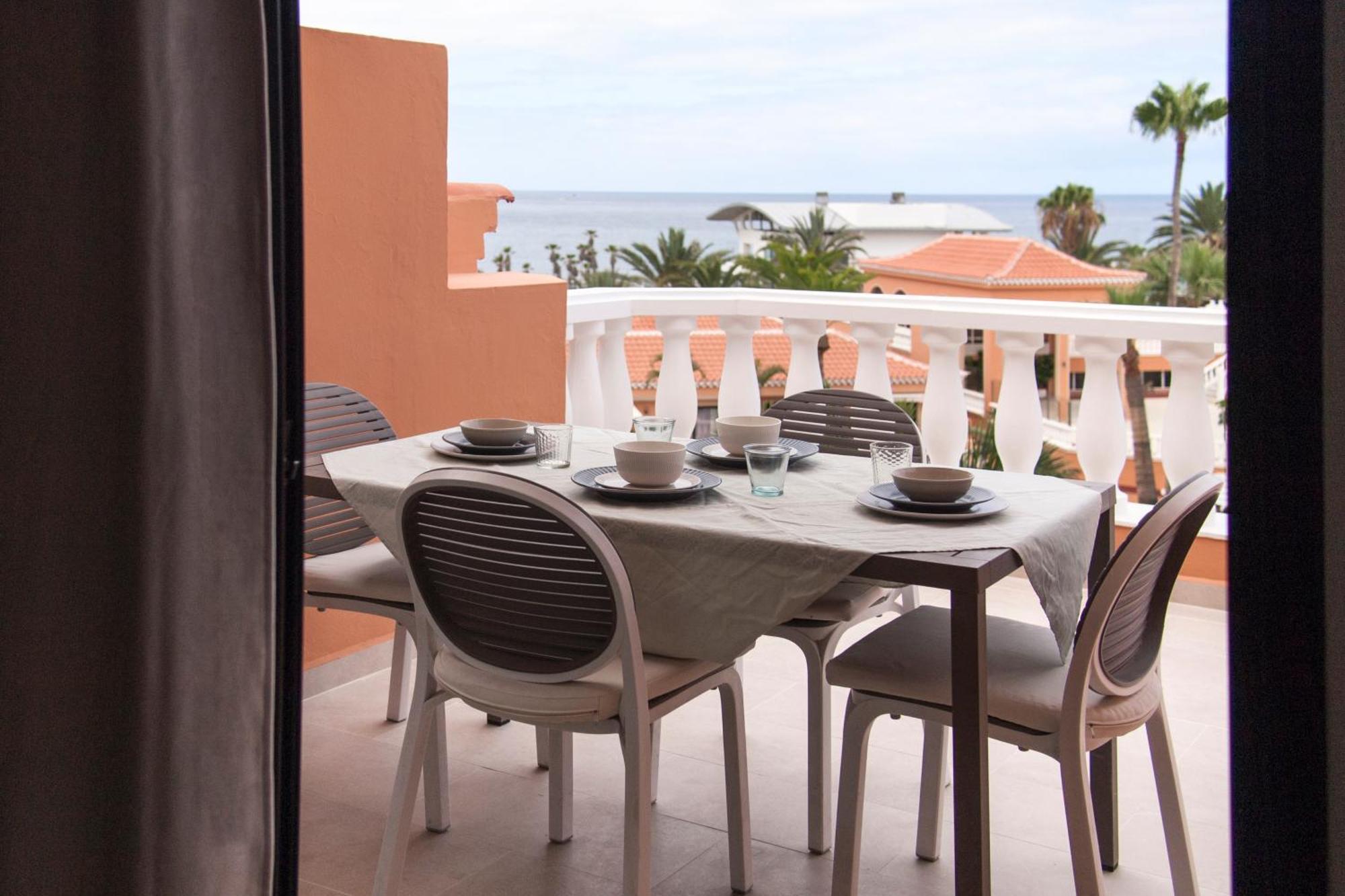 Playa Vistas 2 With Breathtaking Sea View, Only 100 M To The Sea, Heated Pool, Aircondition For A Fee, Wifi * Playa de las Américas