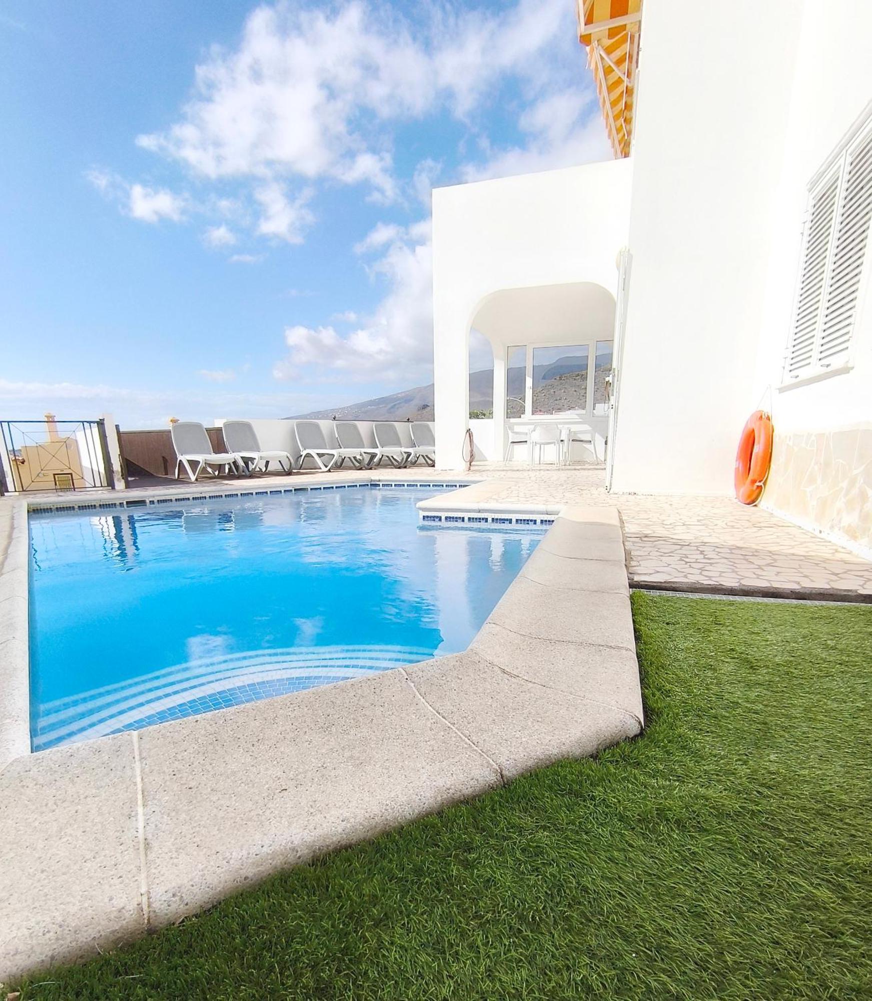 Beautiful - 4 Bedrooms, Heated Pool, Fibre Net, 2 Priv Car Park Places, Tv Channels Villa *