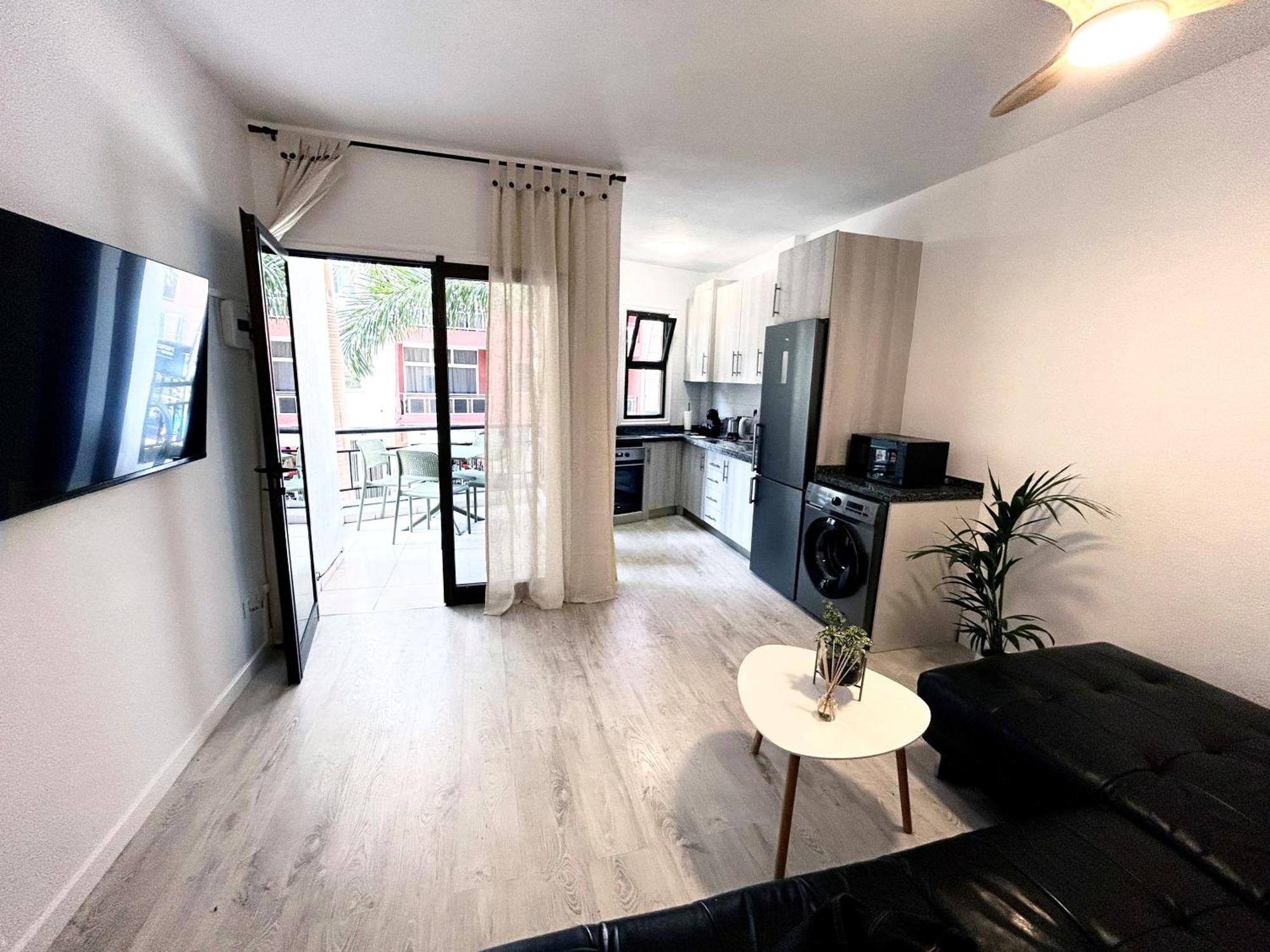 Beautiful, 2 Double Bedrooms In Cristianos, 3 Mins From The Arona (Tenerife)