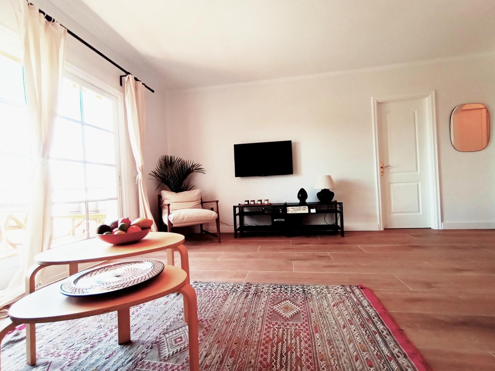 Topfloor Corner Panoramics Views & Pools Apartment