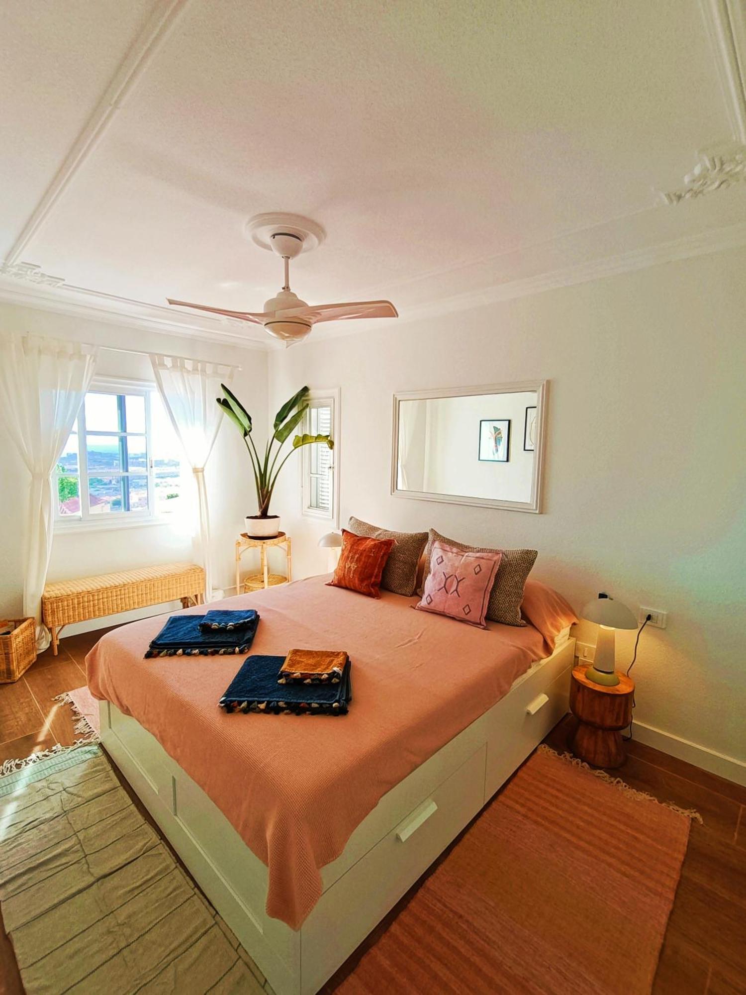 Topfloor Corner Panoramics Views & Pools Apartment