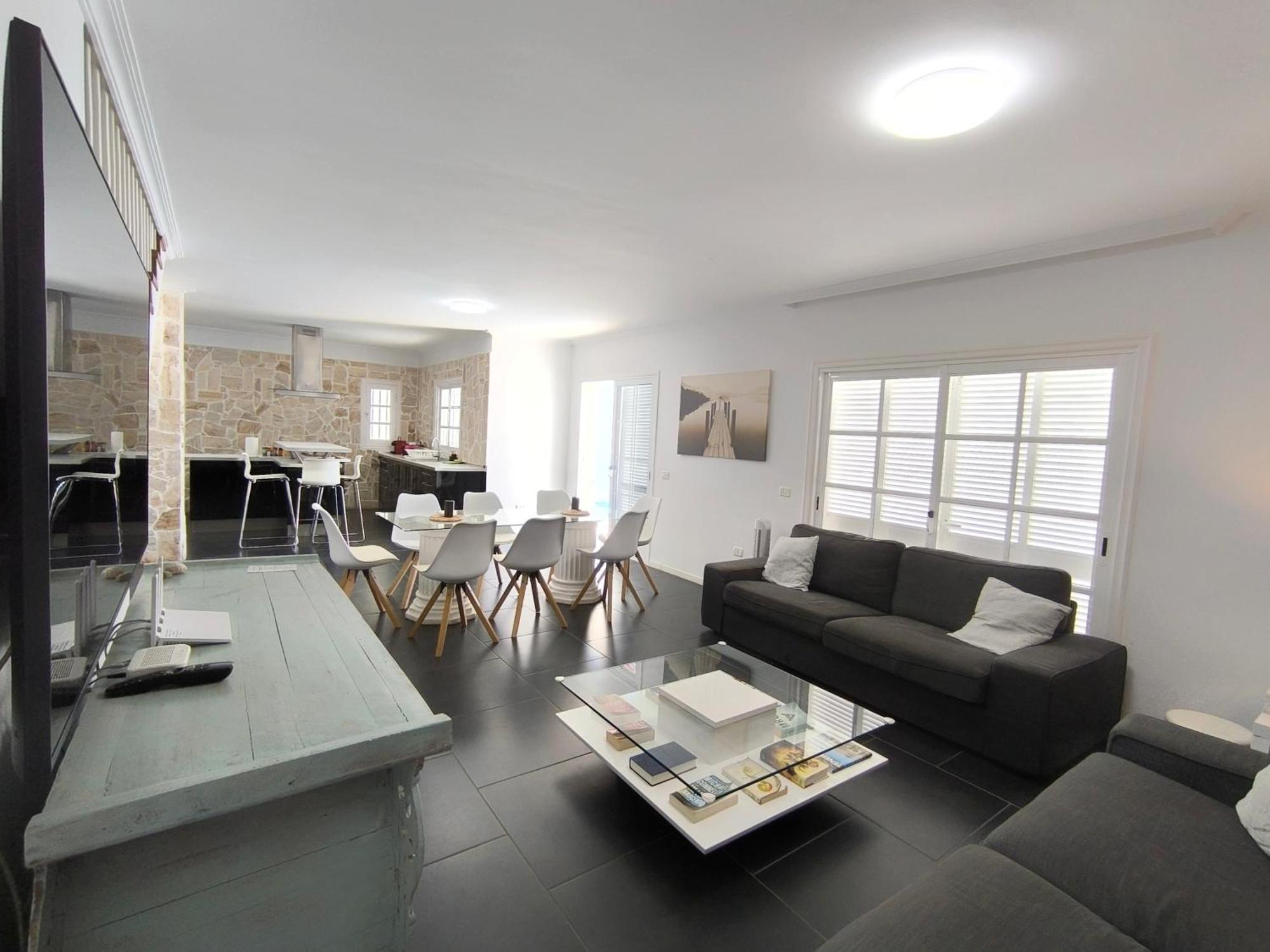 Beautiful - 4 Bedrooms, Heated Pool, Fibre Net, 2 Priv Car Park Places, Tv Channels