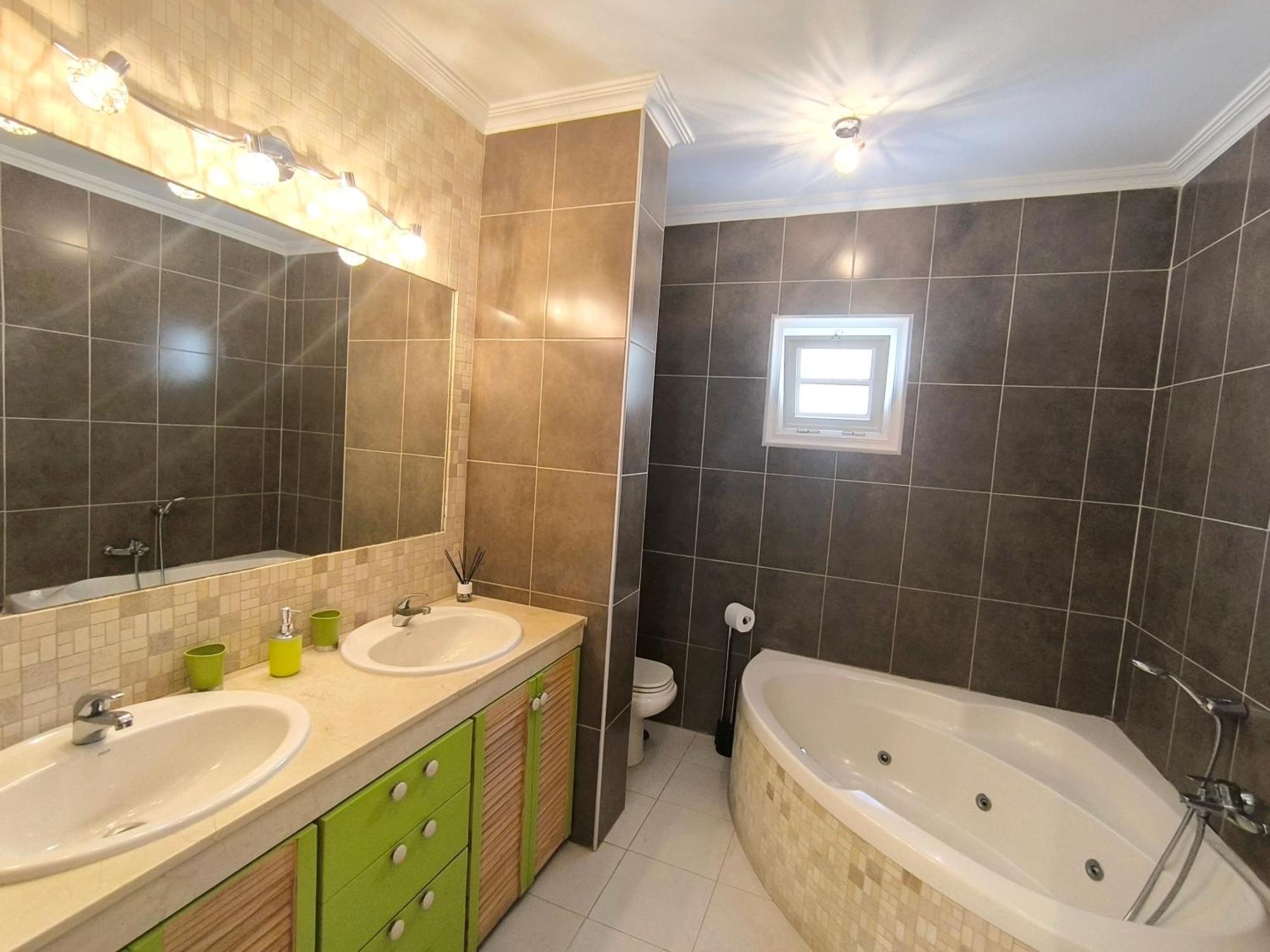 Beautiful - 4 Bedrooms, Heated Pool, Fibre Net, 2 Priv Car Park Places, Tv Channels Villa Costa Adeje (Tenerife)
