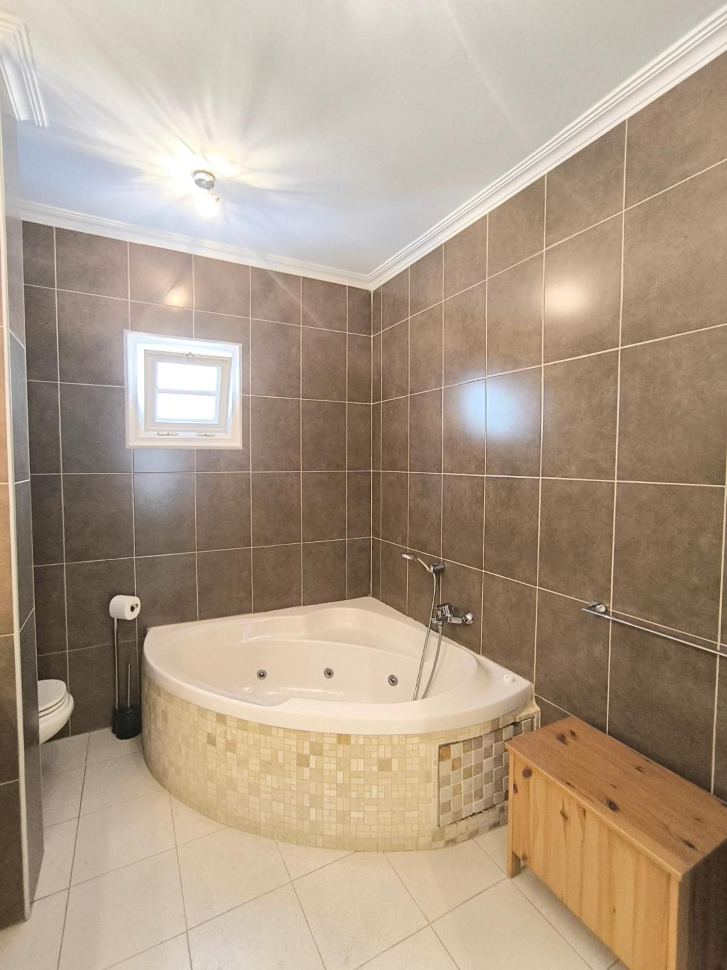 Villa Beautiful - 4 Bedrooms, Heated Pool, Fibre Net, 2 Priv Car Park Places, Tv Channels