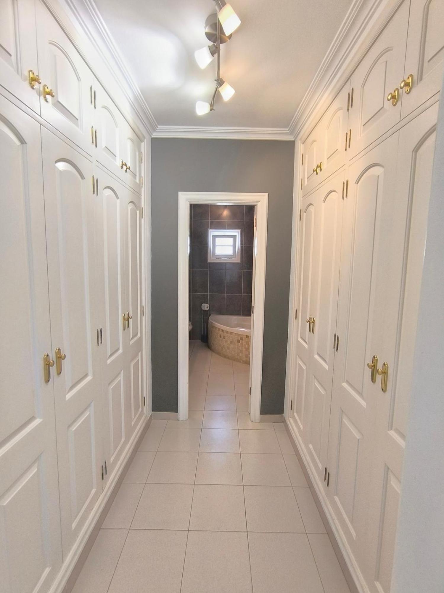 Beautiful - 4 Bedrooms, Heated Pool, Fibre Net, 2 Priv Car Park Places, Tv Channels Villa *