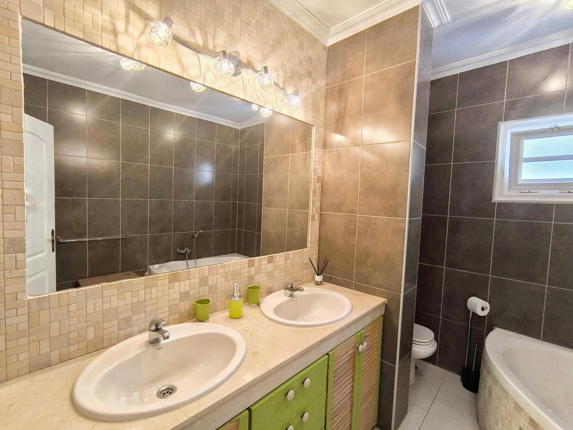 Beautiful - 4 Bedrooms, Heated Pool, Fibre Net, 2 Priv Car Park Places, Tv Channels