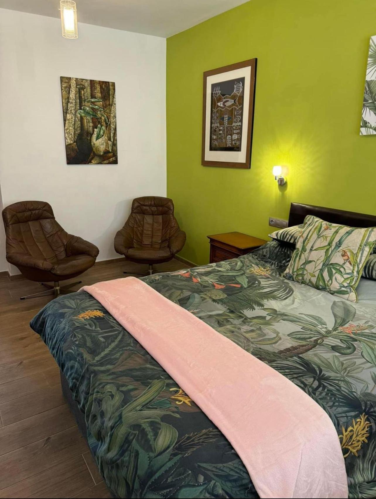 Self Catering Luxury In The Beautiful Area Of Puerto Santiago Tenerife With 5 Bedrooms 2 Sofabeds For Up To 10 Guests Private Swimming Pool And Many Other Activities To Entertain The Family Secure Parking For 2 Cars And Disabled Access Througho * Puerto de Santiago (Tenerife)