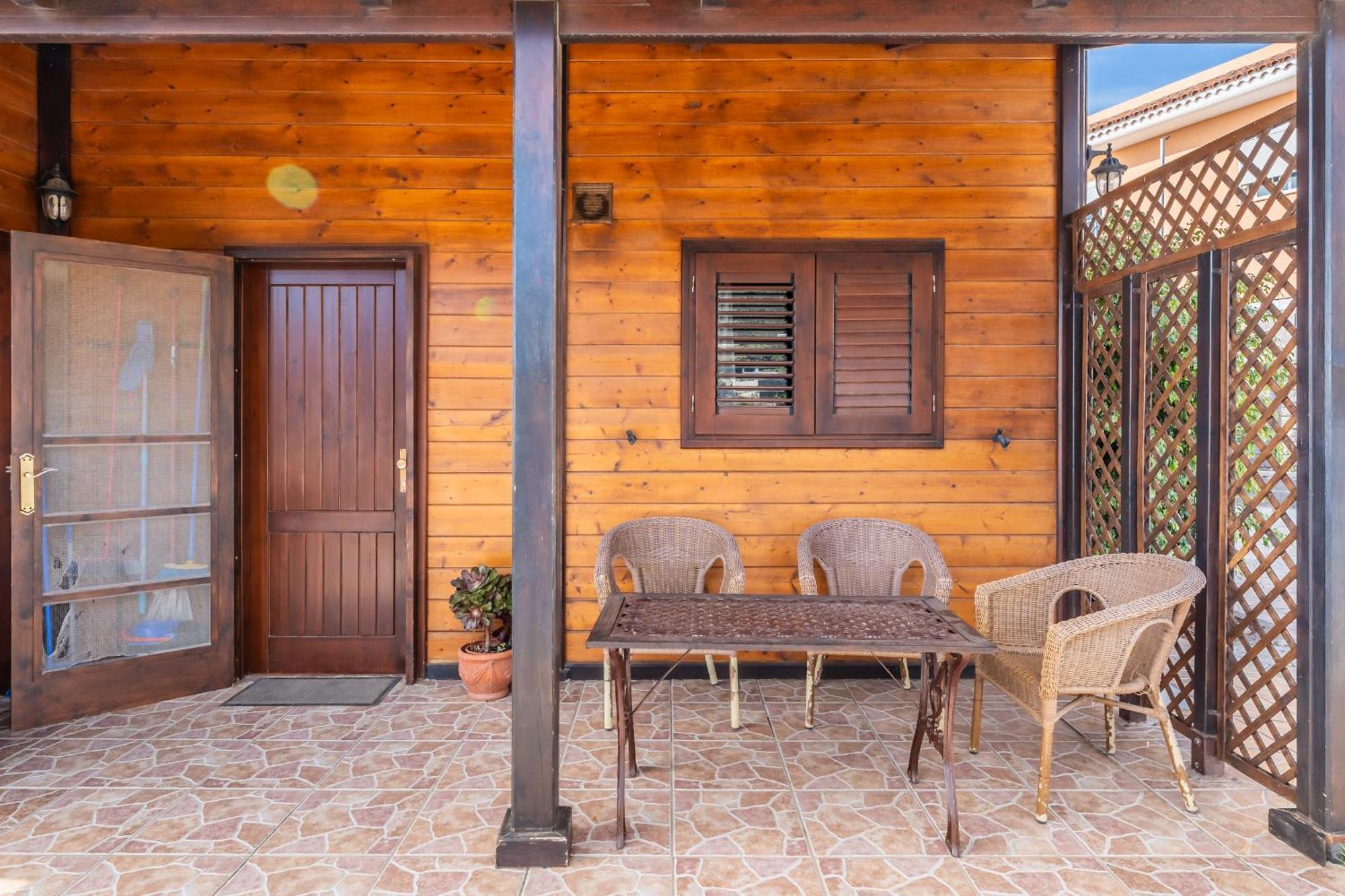 Hébergement de vacances 4br Wooden House -pool, Views & Parking