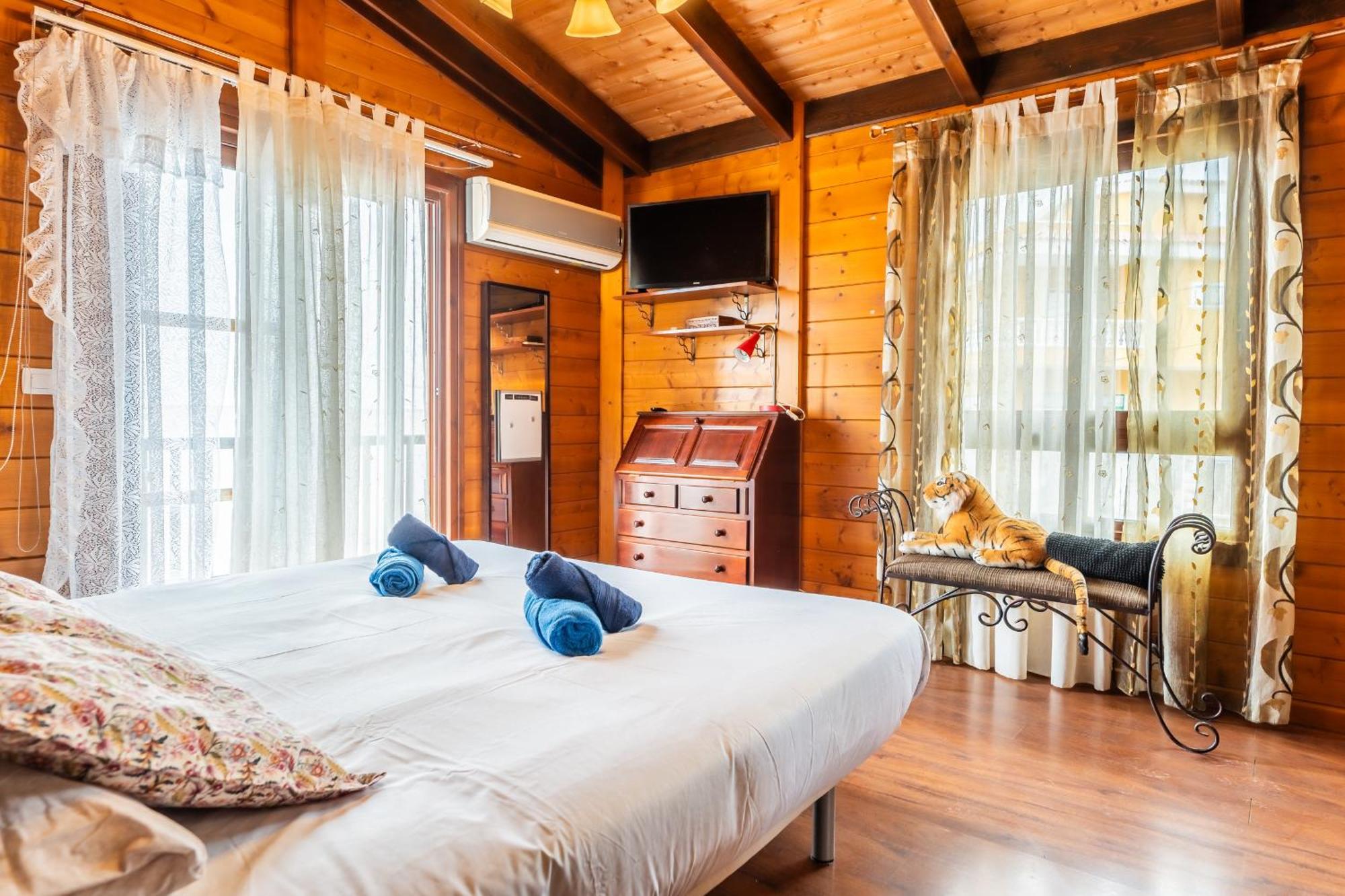 Hébergement de vacances 4br Wooden House -pool, Views & Parking *