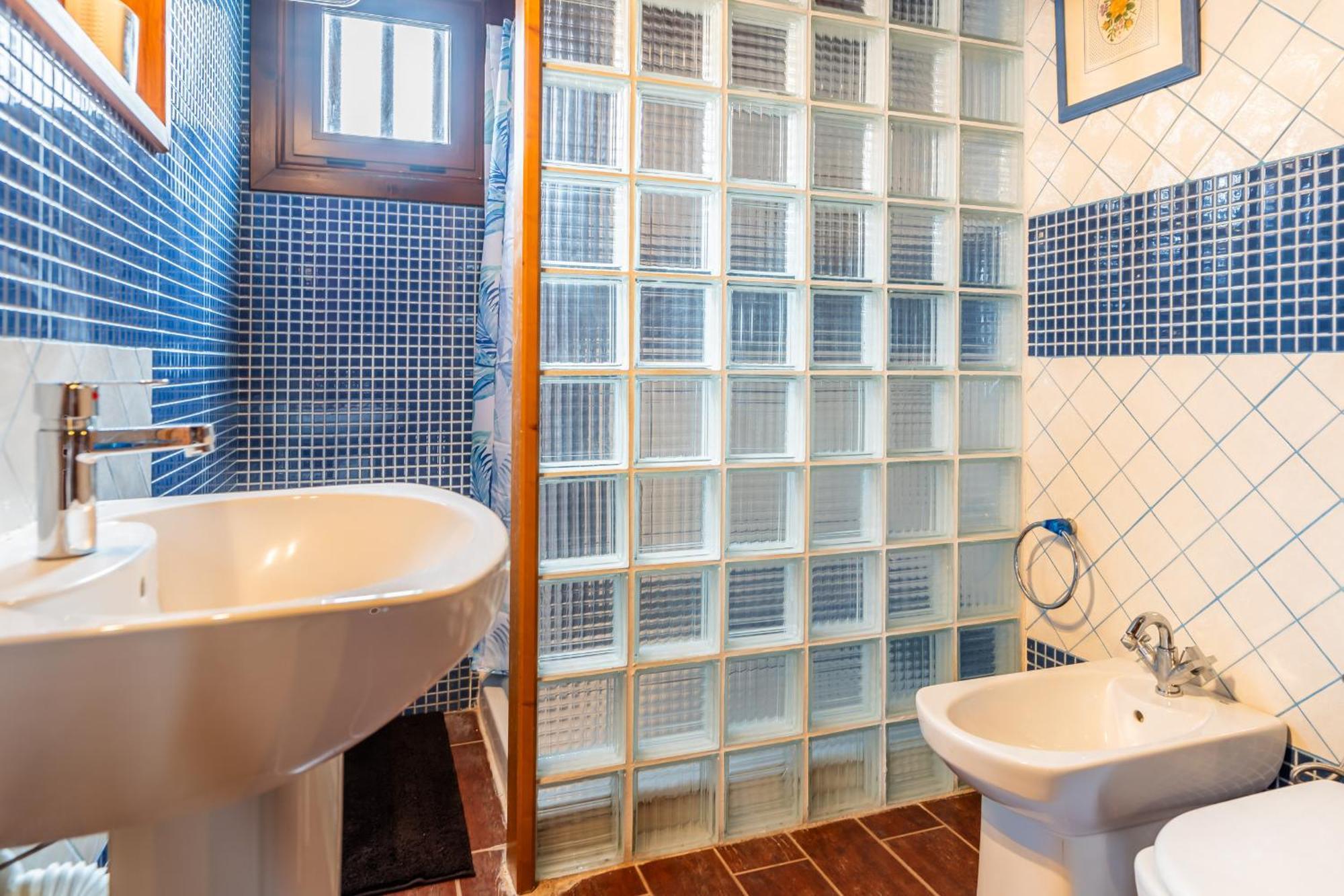 Hébergement de vacances 4br Wooden House -pool, Views & Parking *