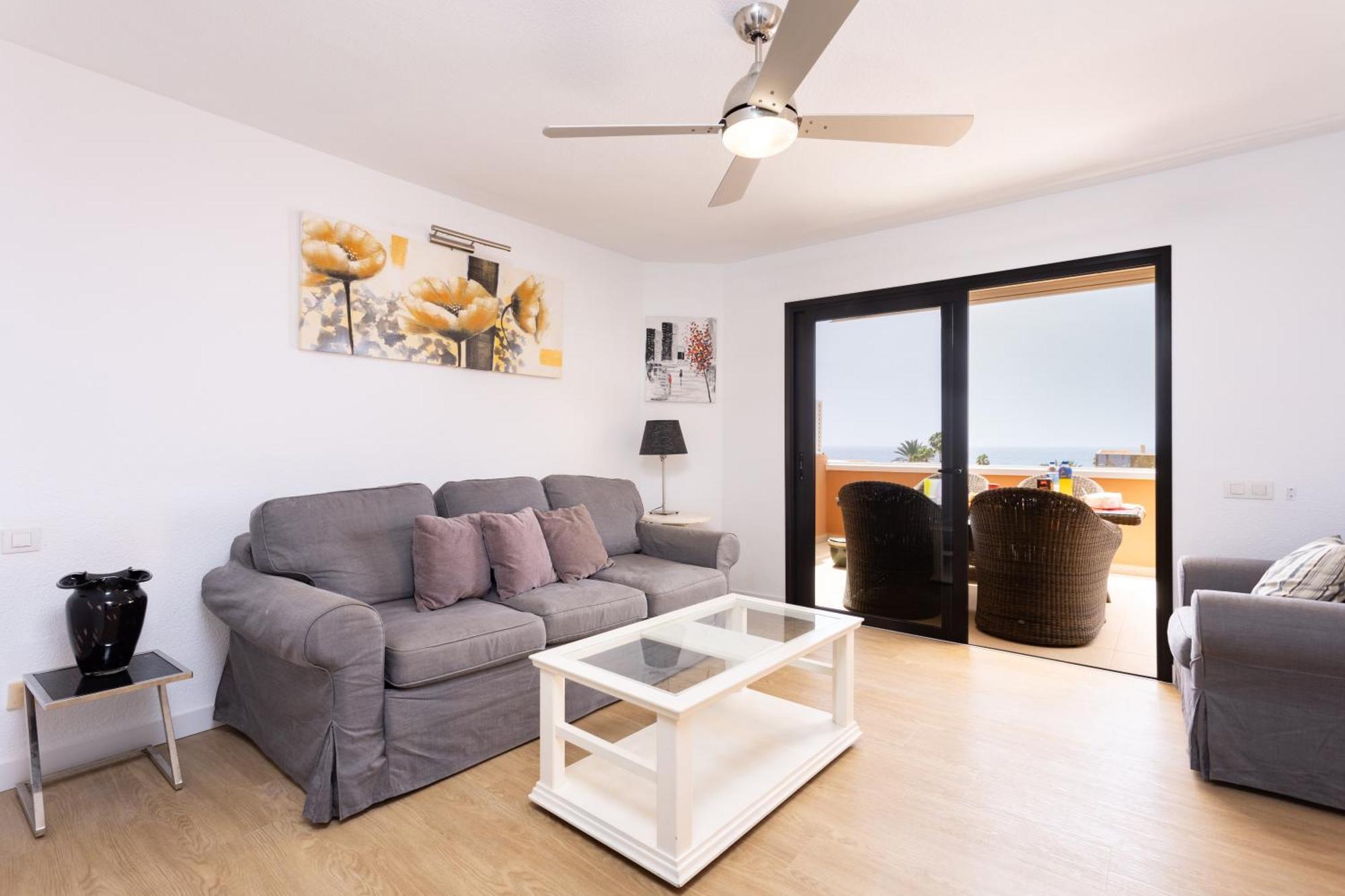 Exclusive Penthouse Playa Vistas 5 Close To Sea And Beach, Aircondition For A Fee, Wifi, Terrace, Heated Pool Playa de las Américas