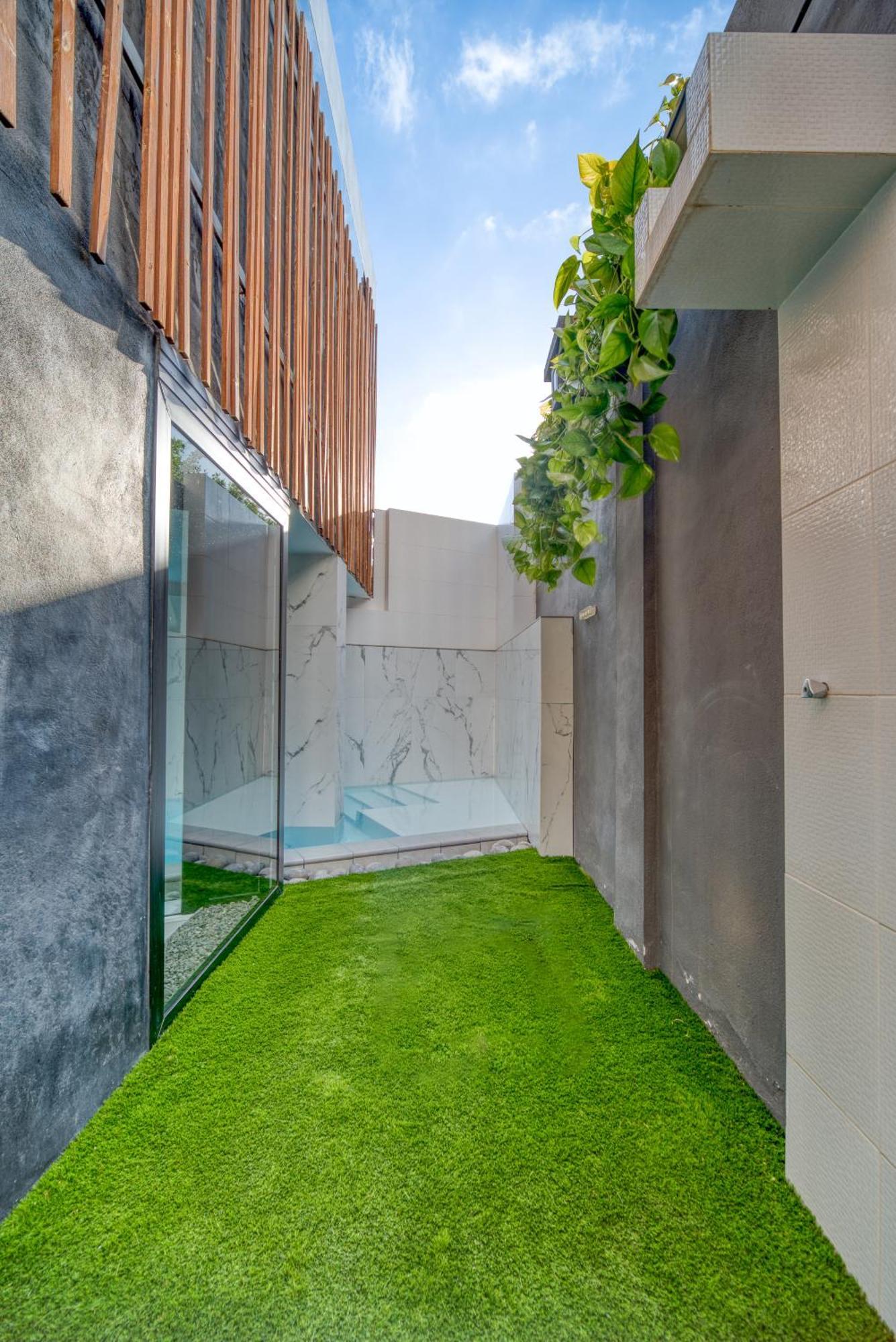 House Gallery 10 *
