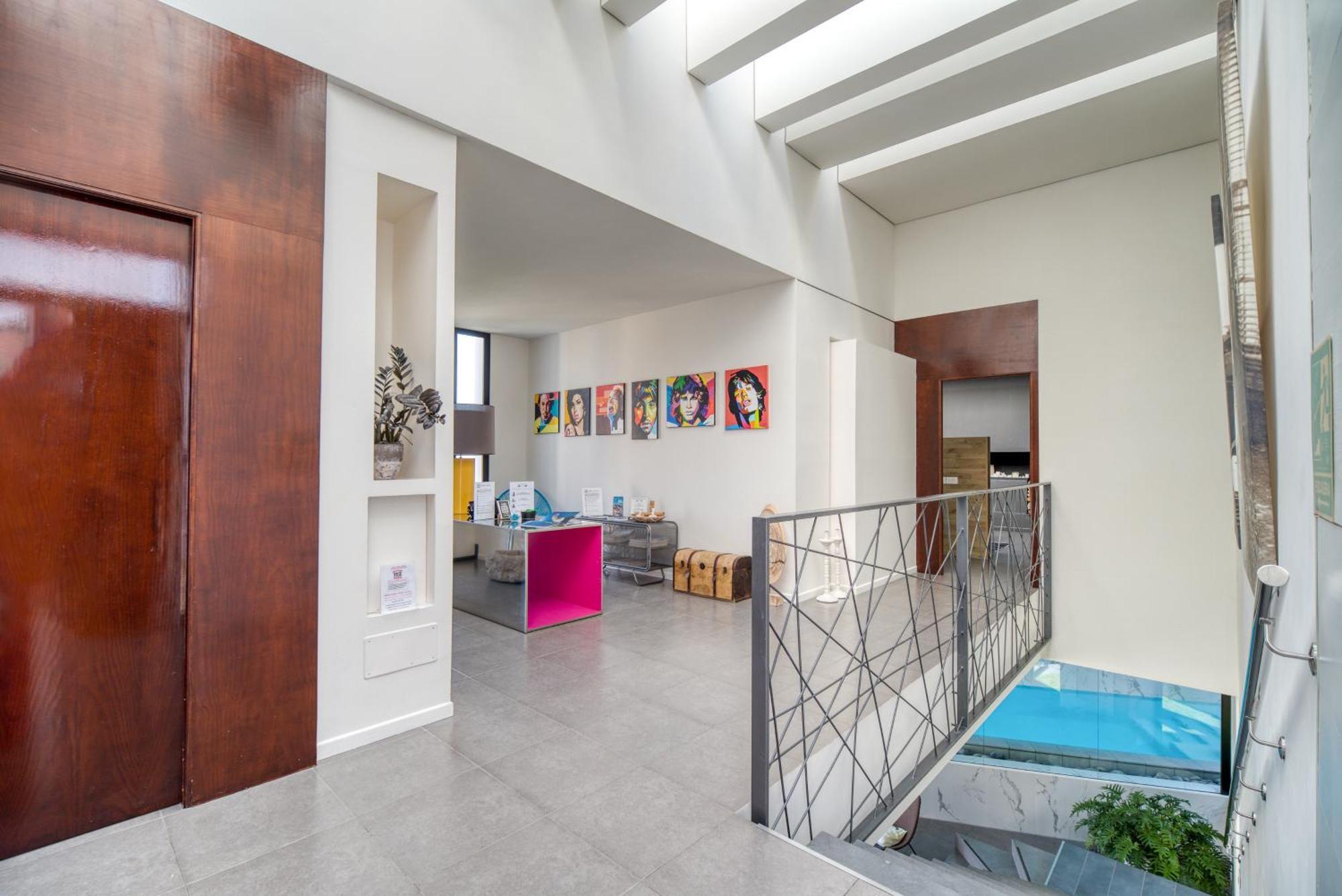Villa House Gallery 10 *
