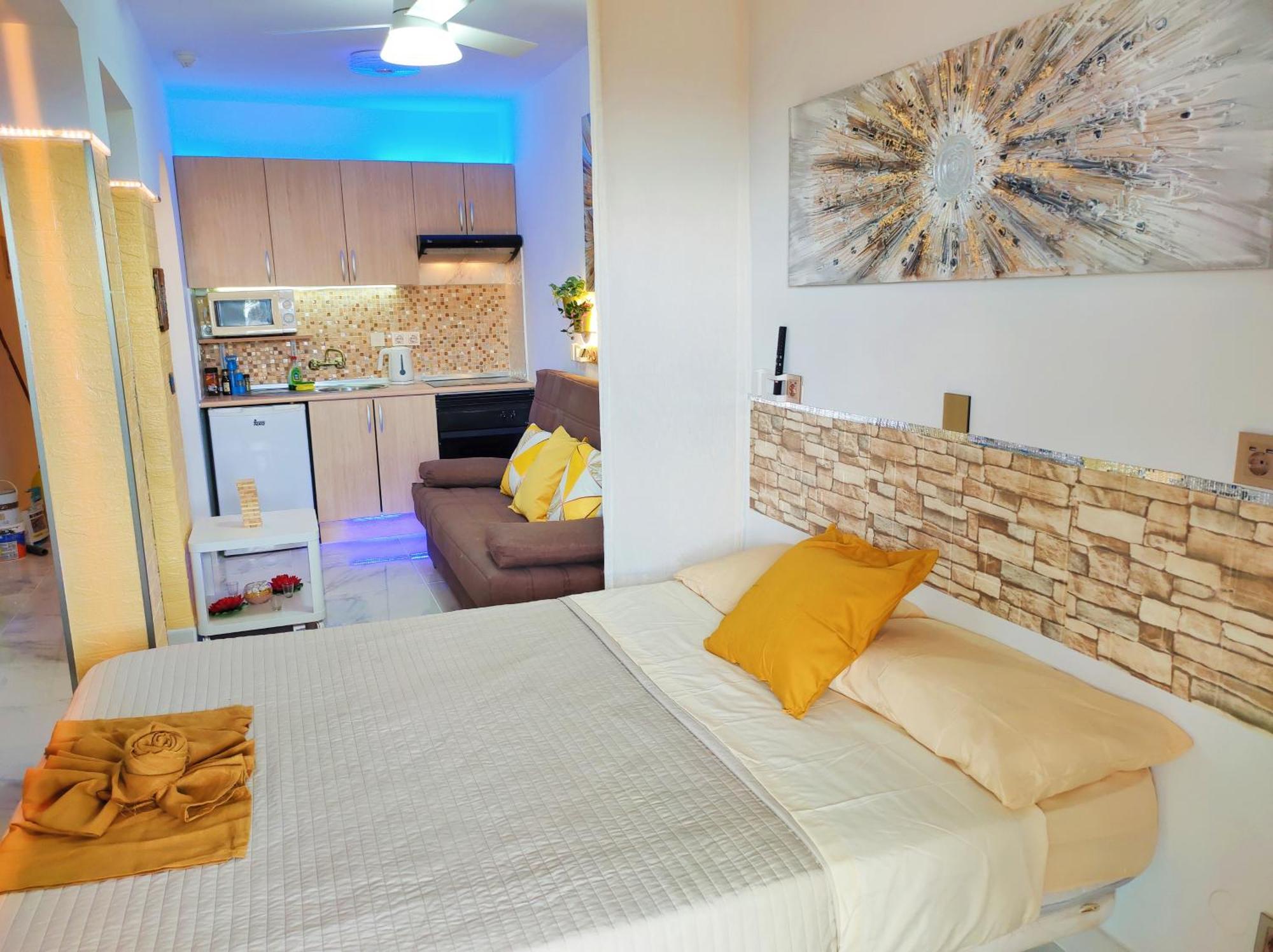 Lovely Views, Heated Pool, Great Location Apartment *