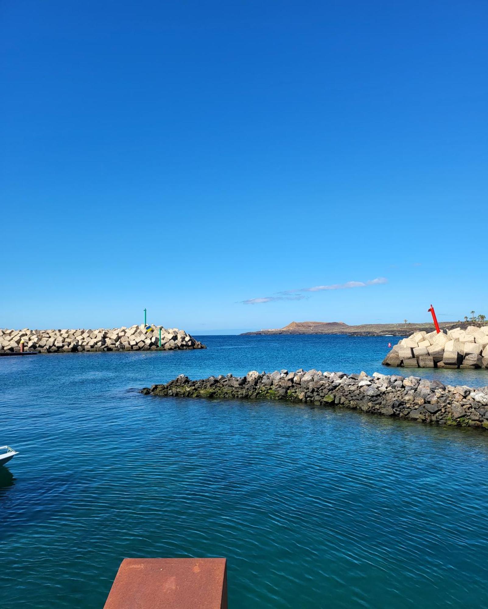 Lovely Views, Heated Pool, Great Location Apartment