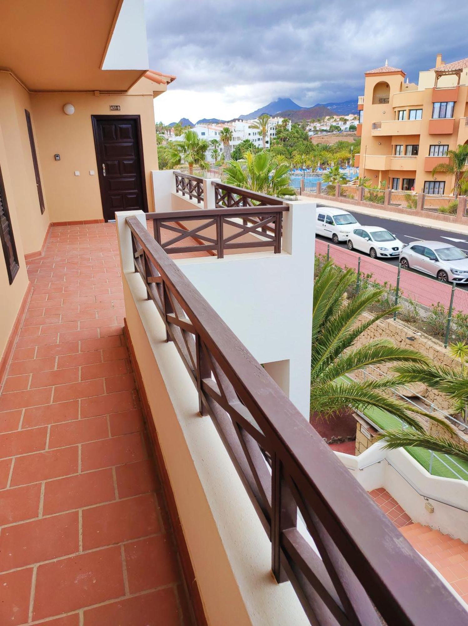 Lovely Views, Heated Pool, Great Location Apartment *