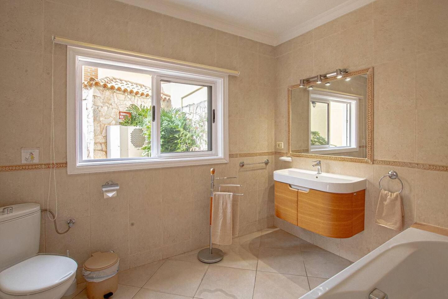 Victoria With Heated Pool *