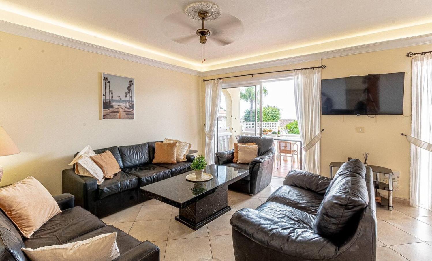 Victoria With Heated Pool Villa *