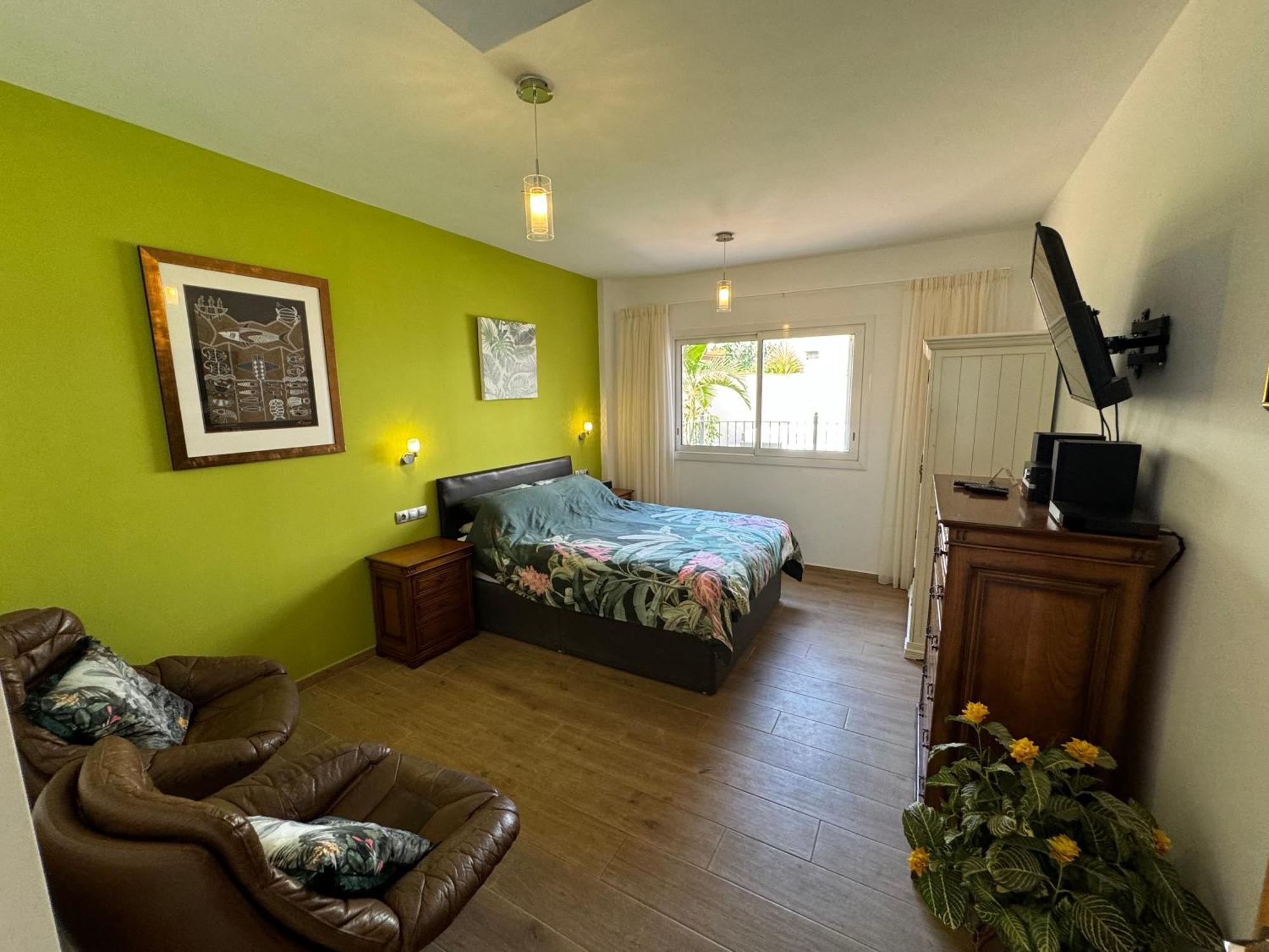Self Catering Luxury In The Beautiful Area Of Puerto Santiago Tenerife With 5 Bedrooms 2 Sofabeds For Up To 10 Guests Private Swimming Pool And Many Other Activities To Entertain The Family Secure Parking For 2 Cars And Disabled Access Througho Villa Puerto de Santiago (Tenerife)
