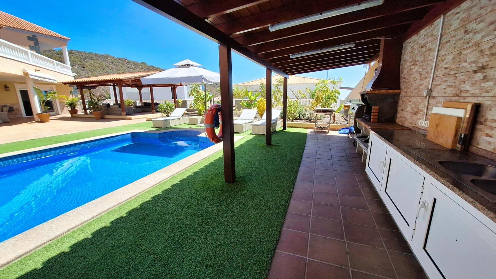 Happiness With Heated Swimming Pool Villa Costa Adeje (Tenerife)