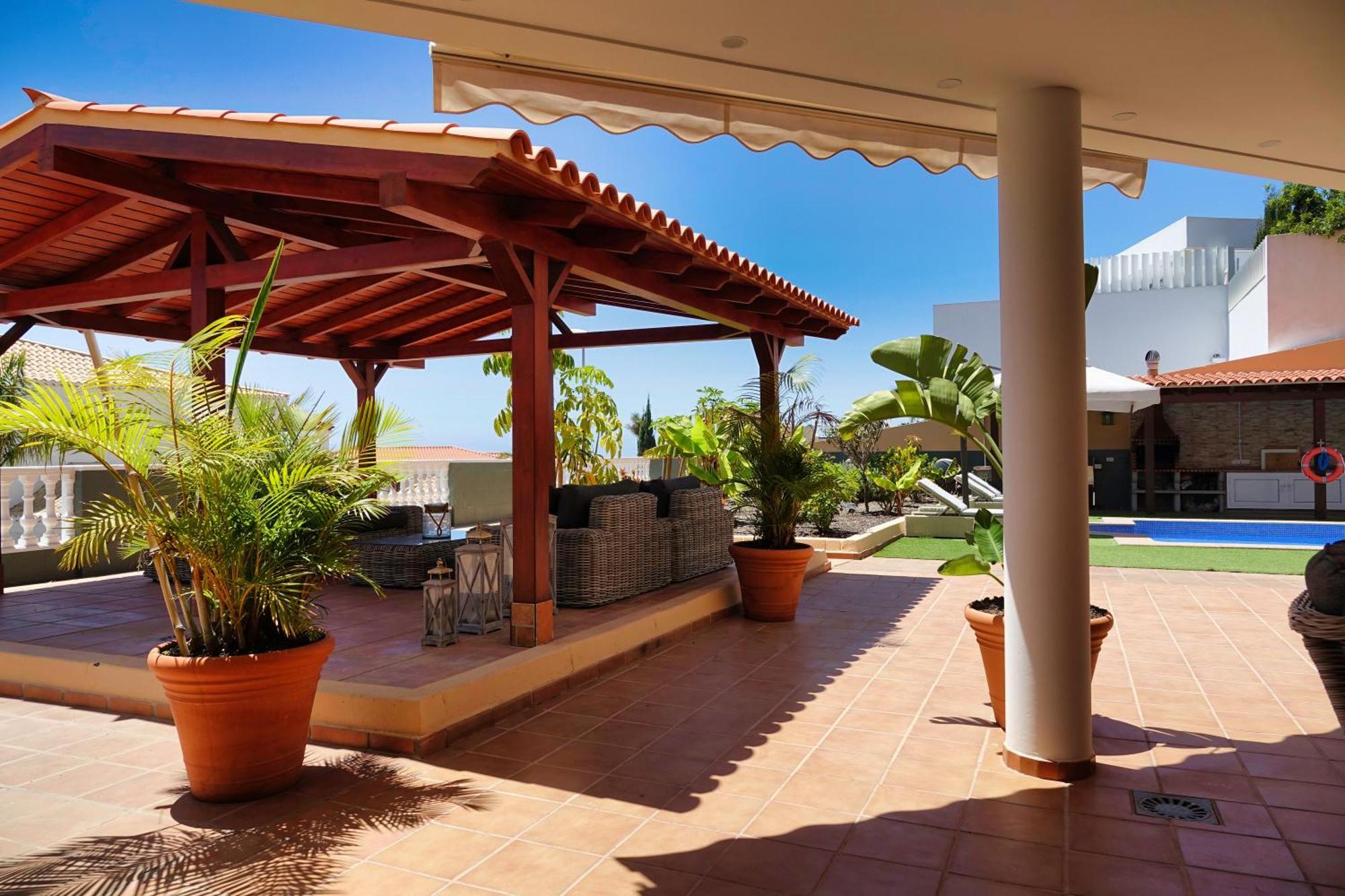 Happiness With Heated Swimming Pool Villa Costa Adeje (Tenerife)