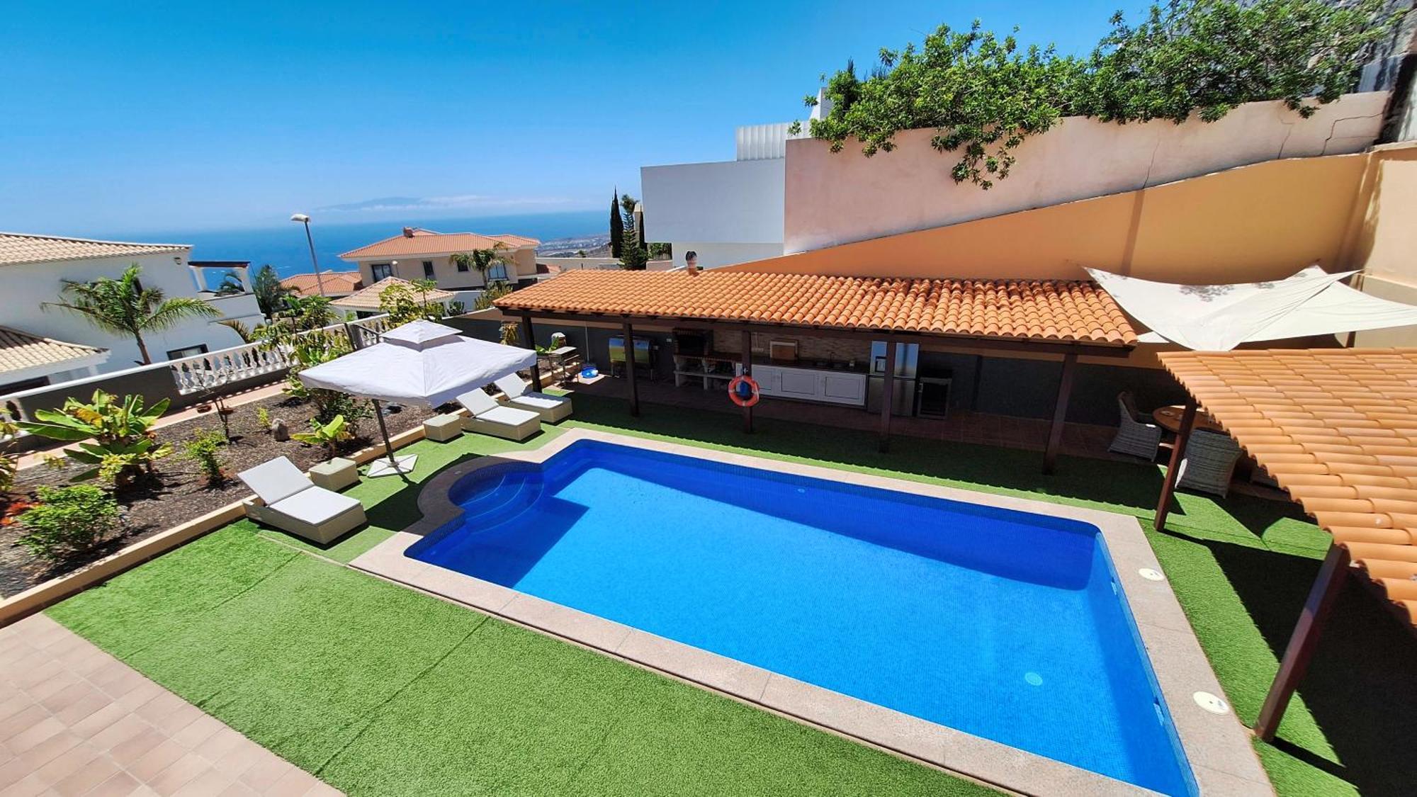 Happiness With Heated Swimming Pool Villa Costa Adeje (Tenerife)