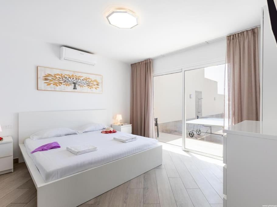 Villa Stunning Mila In Madronal, Heated Pool