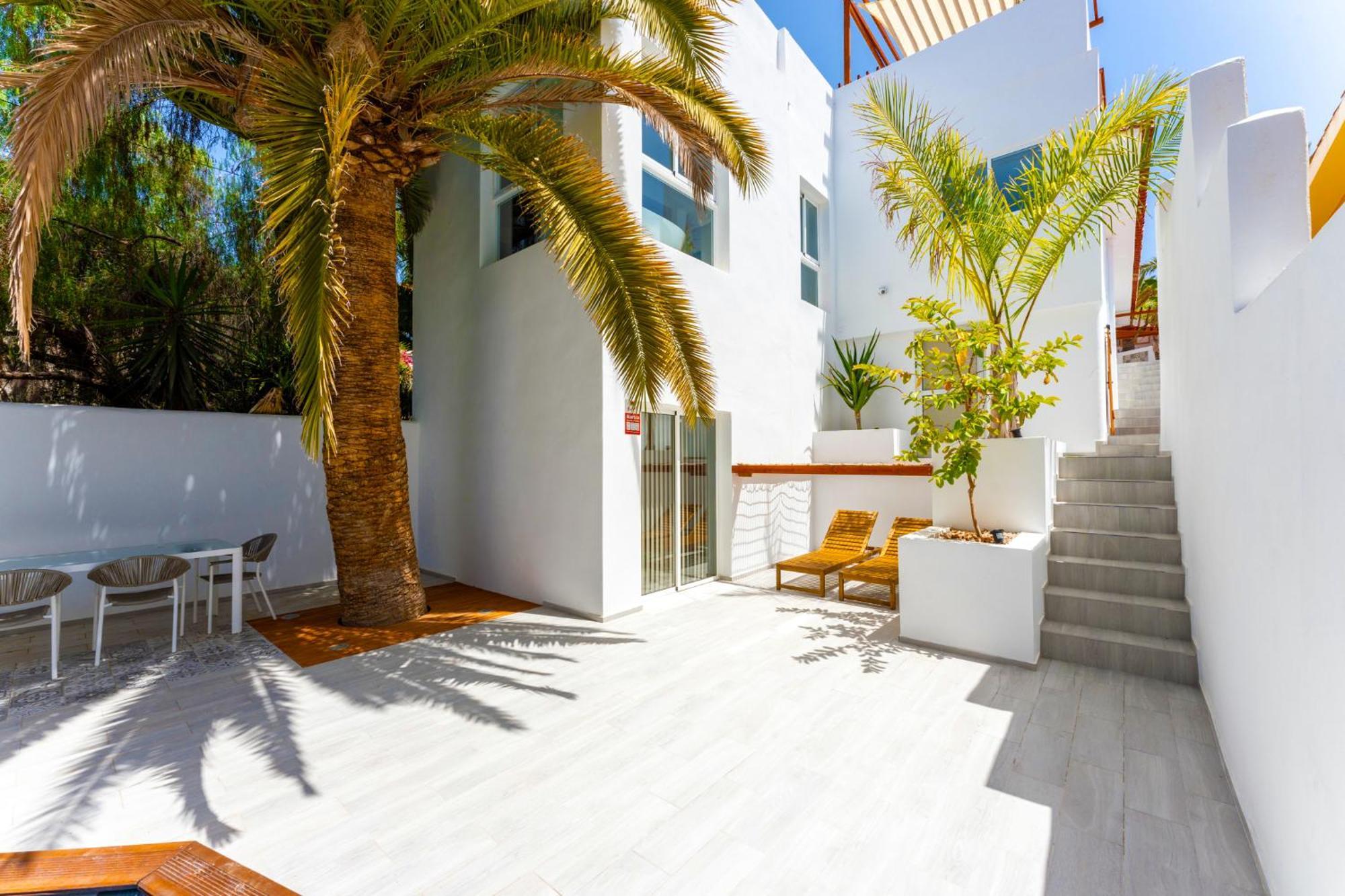 With Stunning Views And A Solarium In Arona Villa