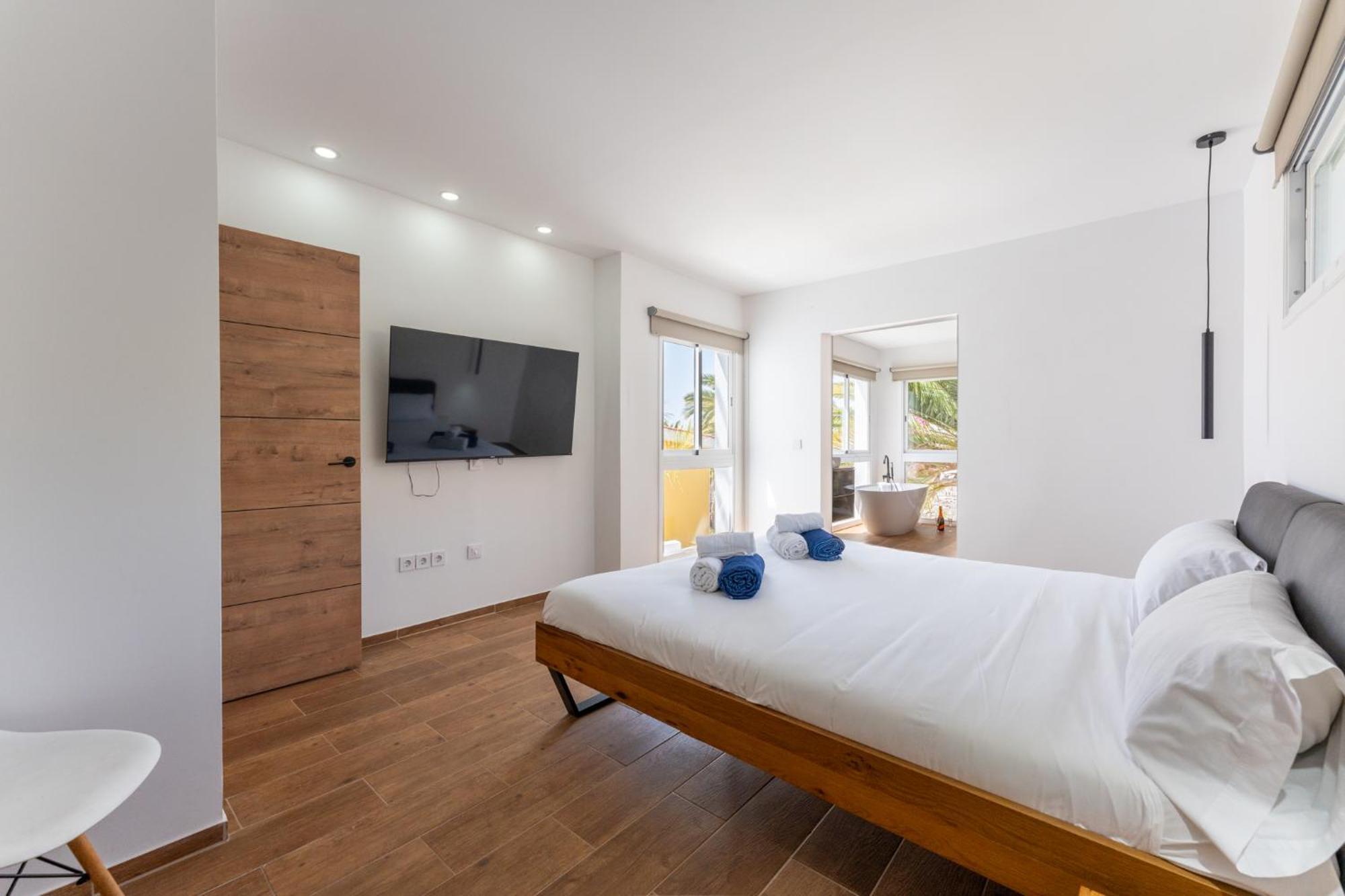 Villa With Stunning Views And A Solarium In Arona